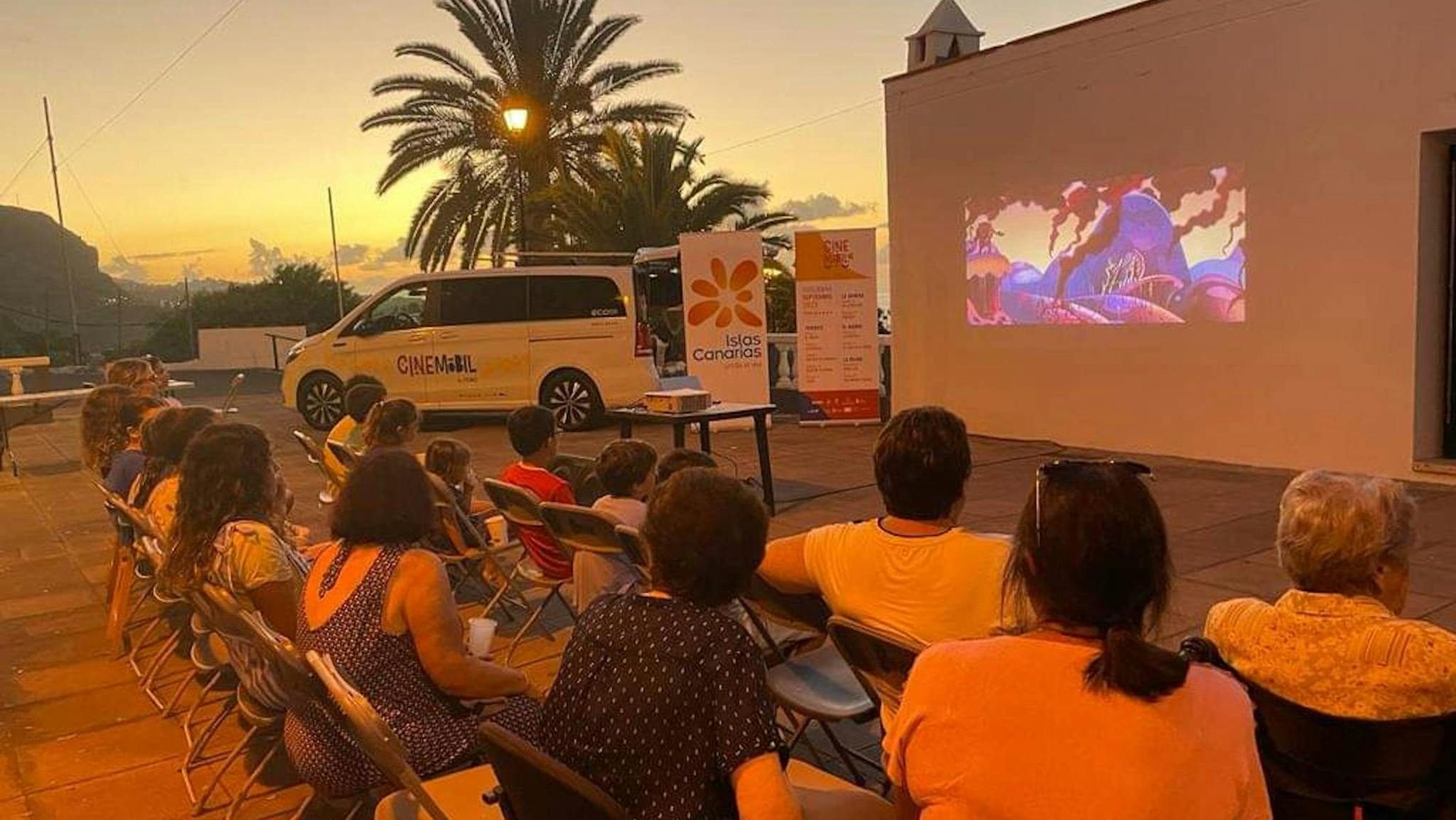 Sesión del Cinemóbil de FICMEC en un pequeño municipio tinerifeño frente a una audiencia reducida