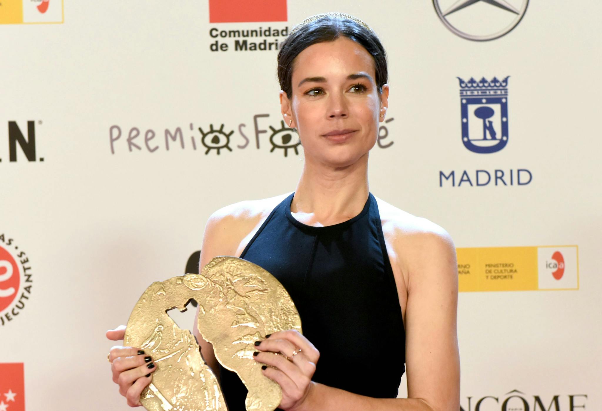 Laia Costa sostiene su premio Forqué por 'Cinco lobitos' en la gala de diciembre de 2022