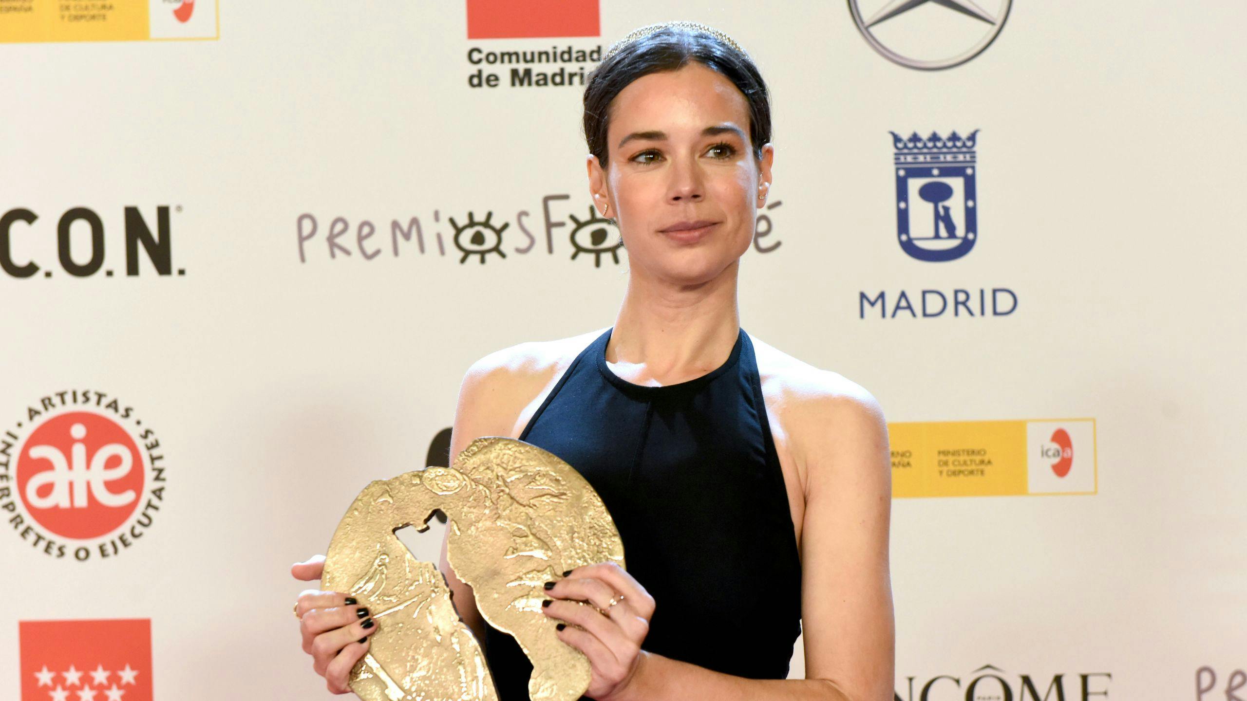 Laia Costa sostiene su premio Forqué por 'Cinco lobitos' en la gala de diciembre de 2022
