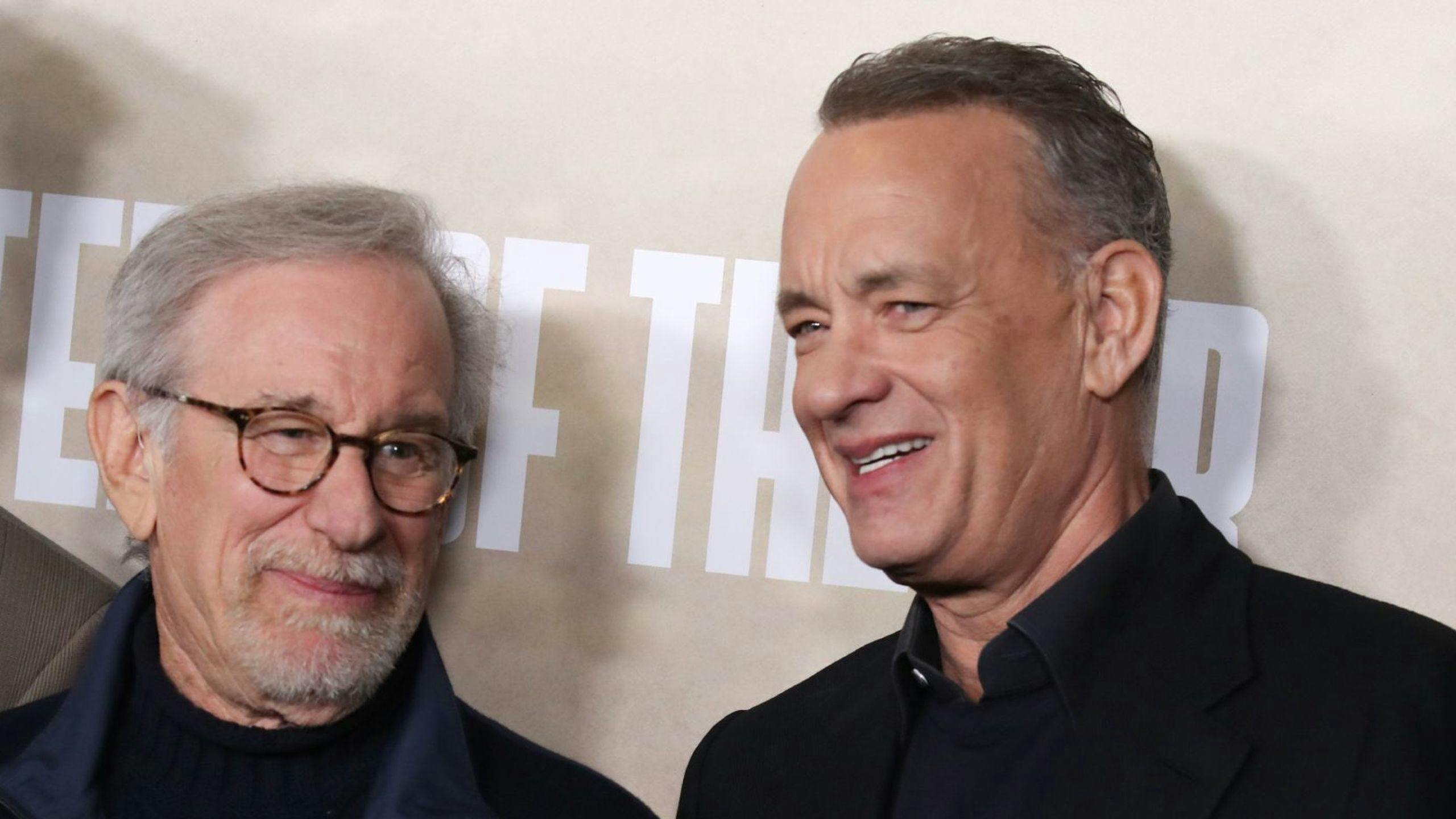 Fotografía de Steven Spielberg y Tom Hanks en la premier de la serie 'Los amos del aire', de la que son productores