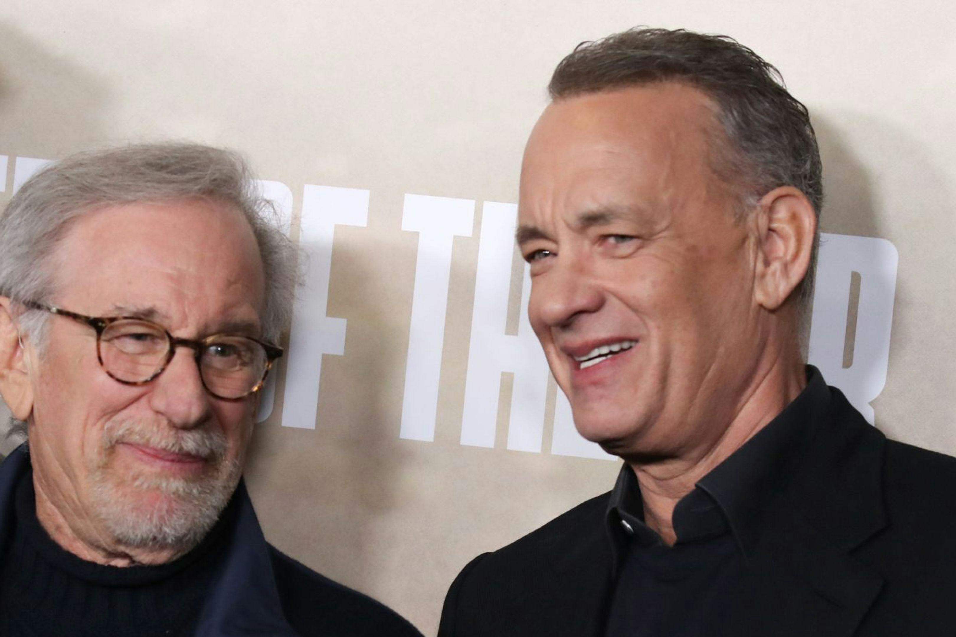 Fotografía de Steven Spielberg y Tom Hanks en la premier de la serie 'Los amos del aire', de la que son productores