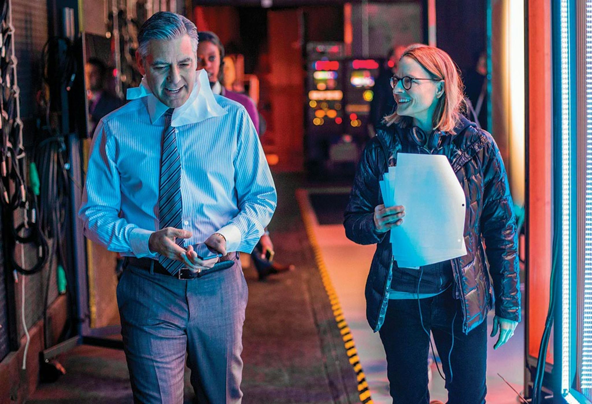 La directora y actriz Jodie Foster conversa con George Clooney durante el rodaje de la película 'Money Monster'