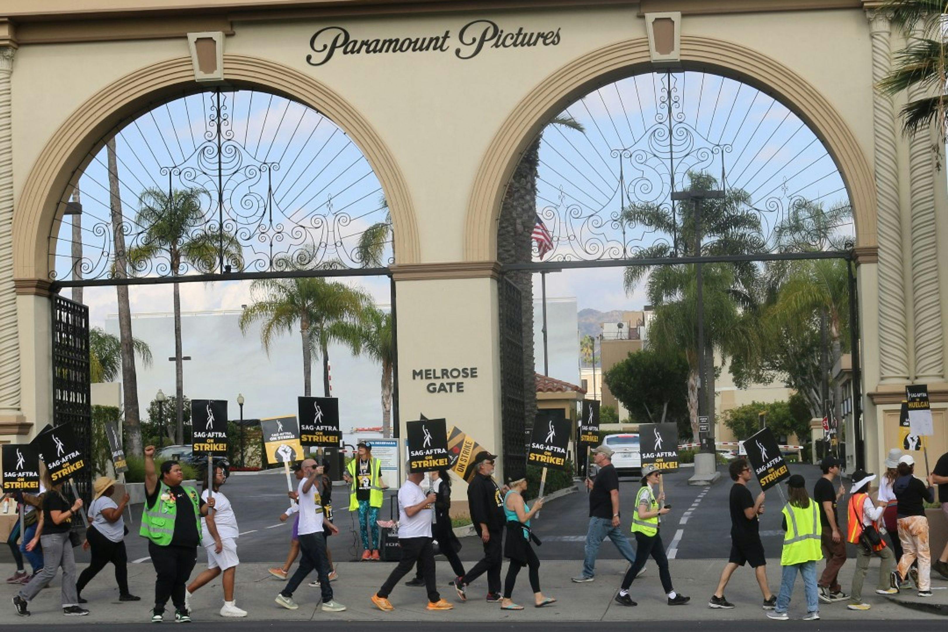Un piquete de actores en huelga ante la puerta de Paramount Pictures