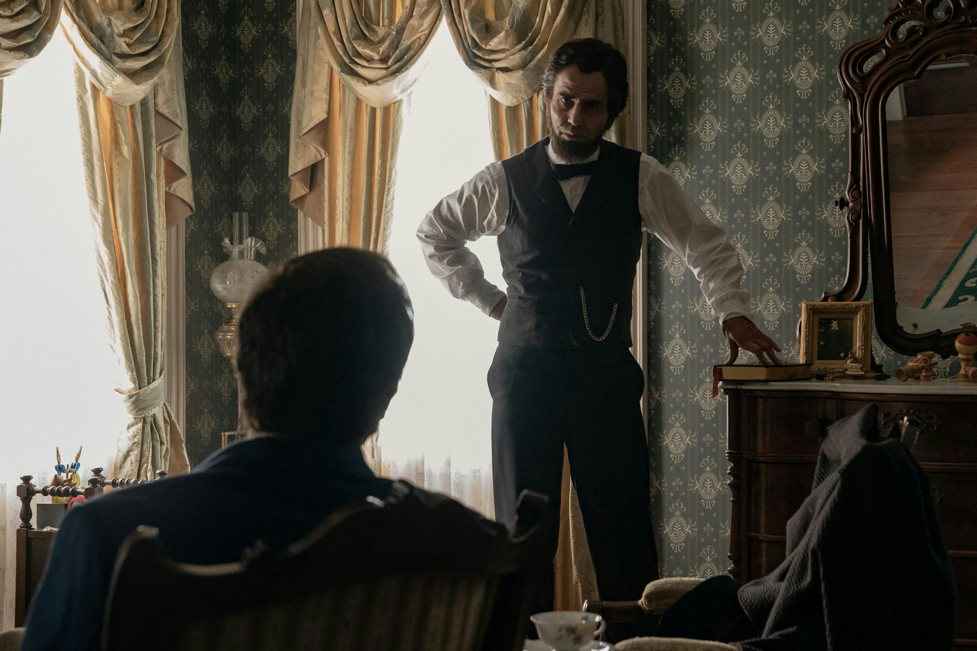 Fotograma de la serie 'Manhunt: la caza del asesino', con Hamish Linklater como Abraham Lincoln