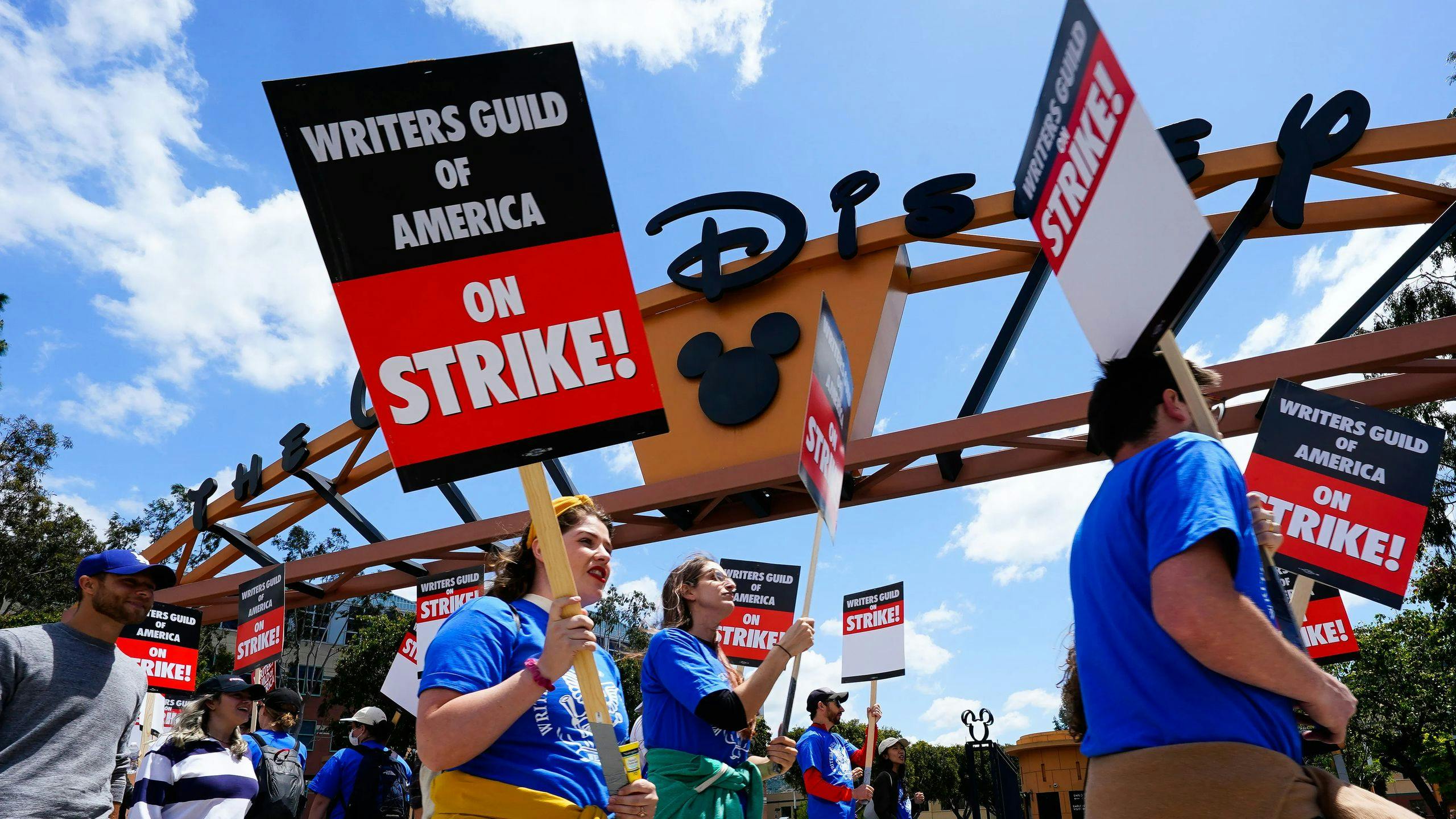 Manifestantes protestan ante la sede de Disney en Burbank durante la huelga de guionistas