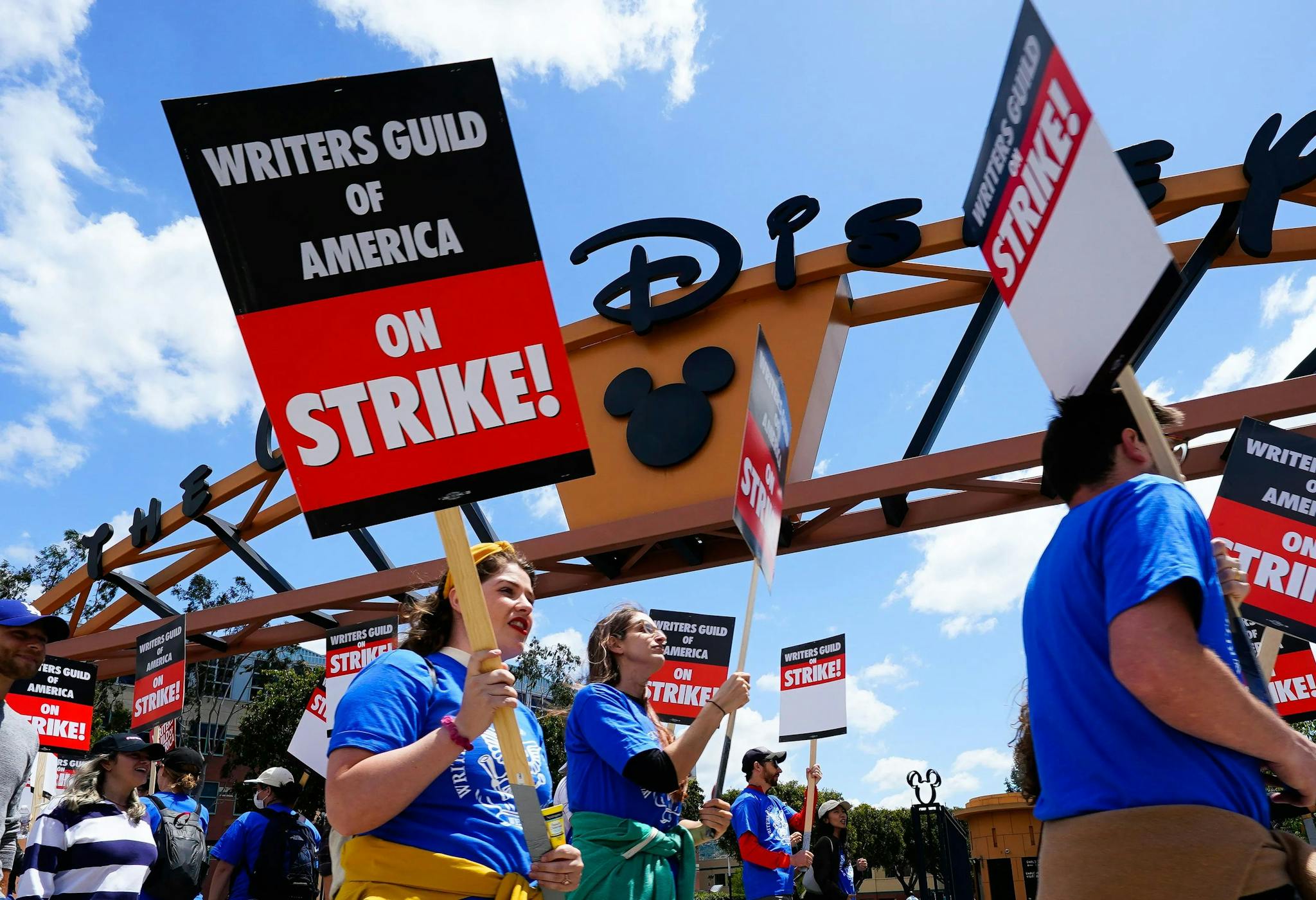 Manifestantes protestan ante la sede de Disney en Burbank durante la huelga de guionistas
