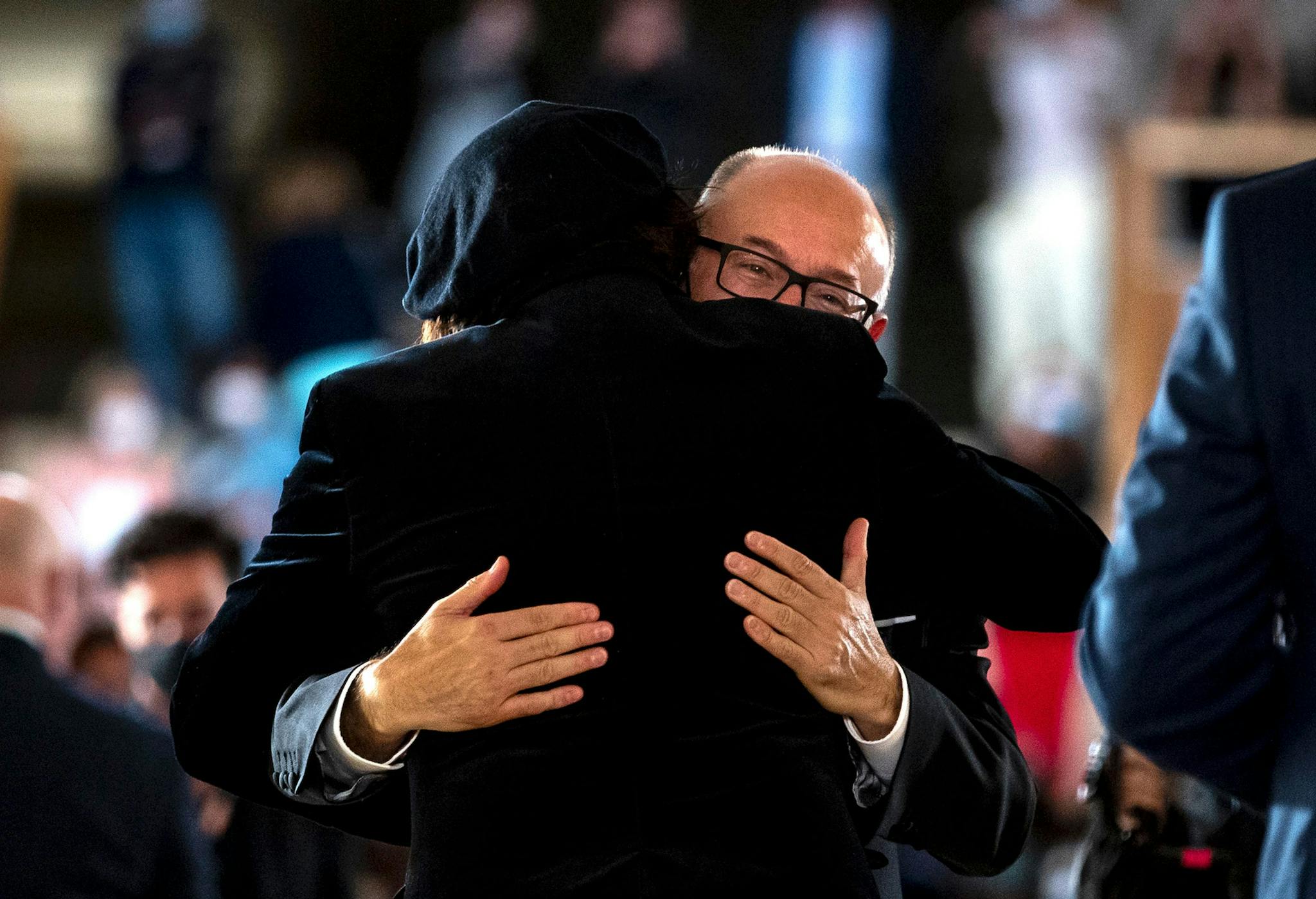 El director del Festival de San Sebastián, José Luis Rebordinos, abraza al actor Johnny Depp en la edición 2021