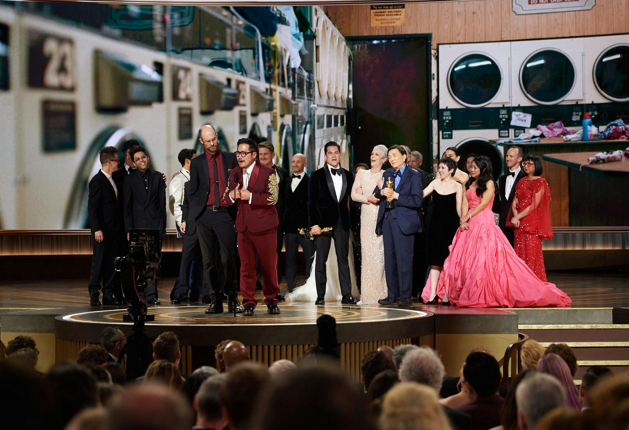 El equipo de 'Todo a la vez en todas partes' agradece su Oscar a la Mejor Película