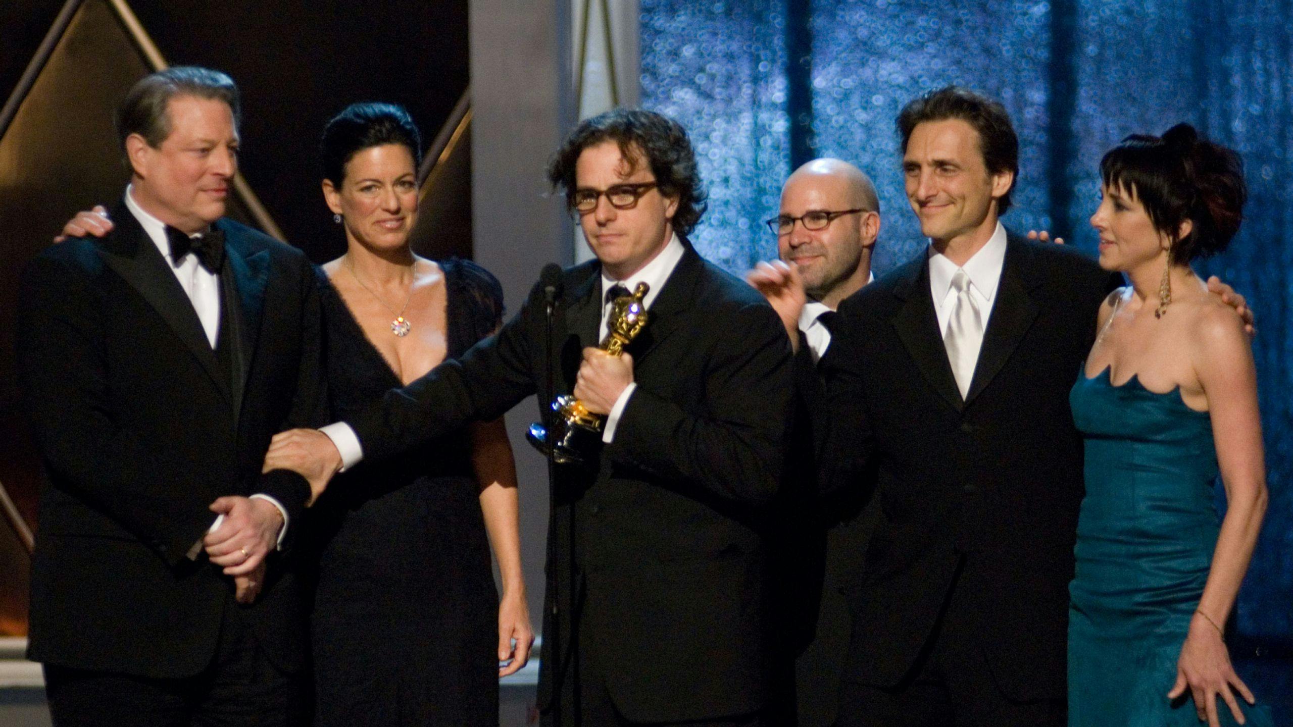 Davis Guggenheim (centro) acepta el Oscar a Mejor Documental por 'Una verdad incómoda' en los Oscar de 2007. Junto a él, de izquierda a derecha, Al Gore, Laurie David, Jeff Skoll, Lawrence Bender y  Lesley Chilcott