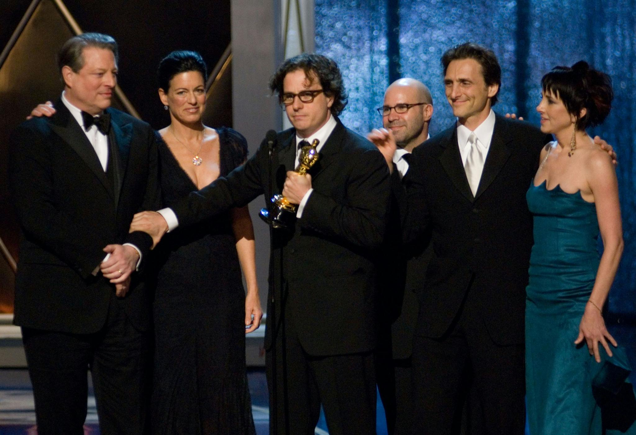 Davis Guggenheim acepta el Oscar a Mejor Documental por 'Una verdad incómoda' en los Oscar de 2007. Junto a él, Al Gore, Laurie David, Jeff Skoll, Lawrence Bender y  Lesley Chilcott