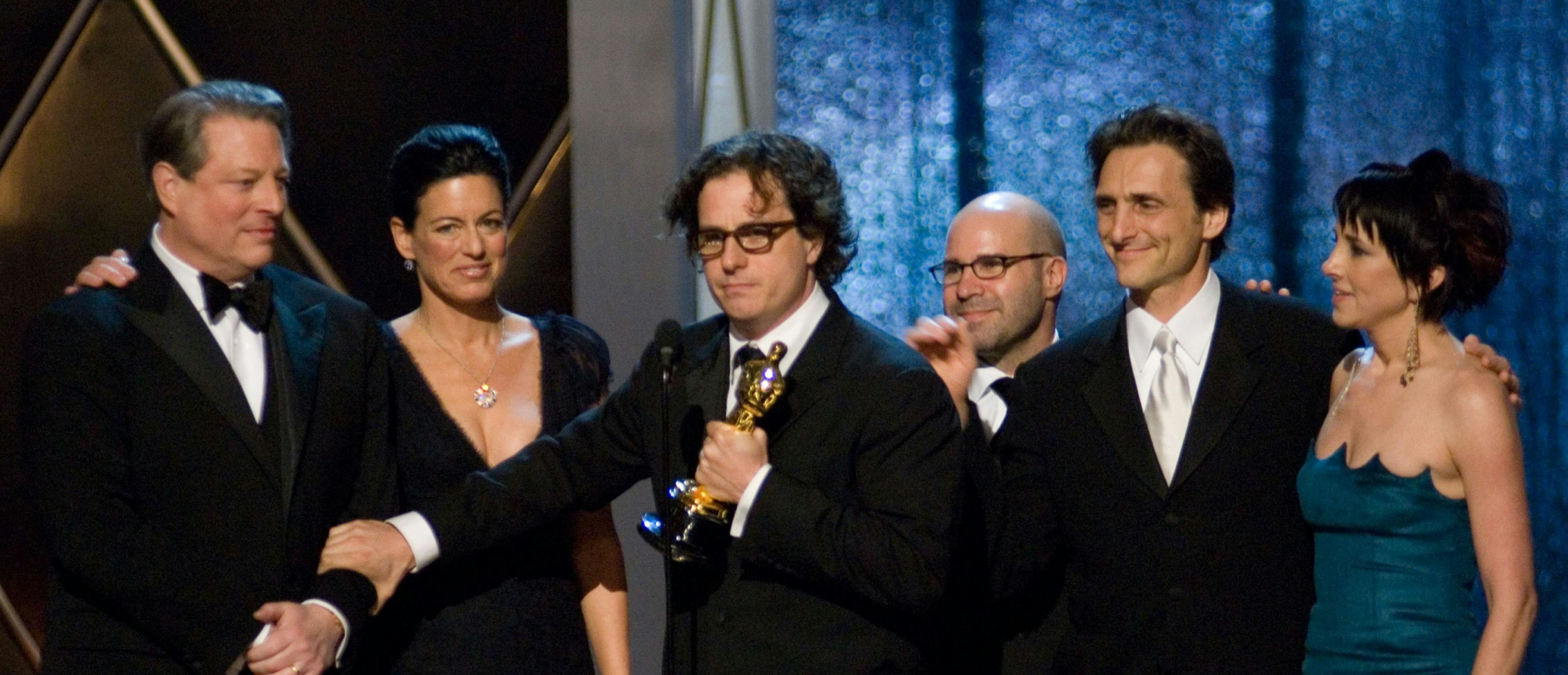 Davis Guggenheim acepta el Oscar a Mejor Documental por 'Una verdad incómoda' en los Oscar de 2007. Junto a él, Al Gore, Laurie David, Jeff Skoll, Lawrence Bender y  Lesley Chilcott
