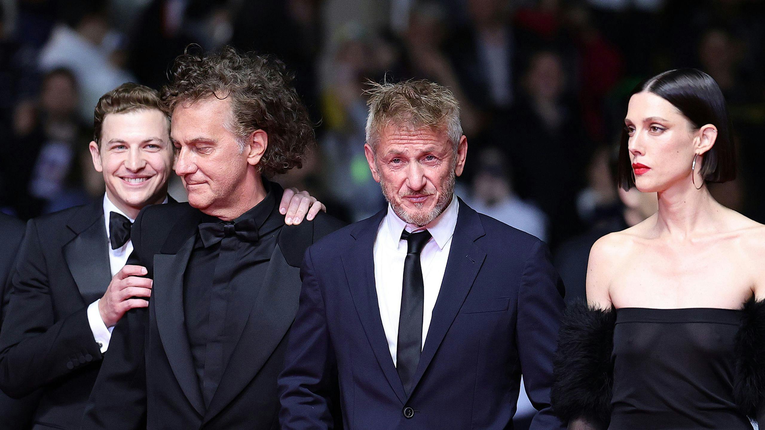 El equipo de 'Black flies', con Sean Penn y Tye Sheridan a la cabeza, en la alfombra roja de Cannes 2023