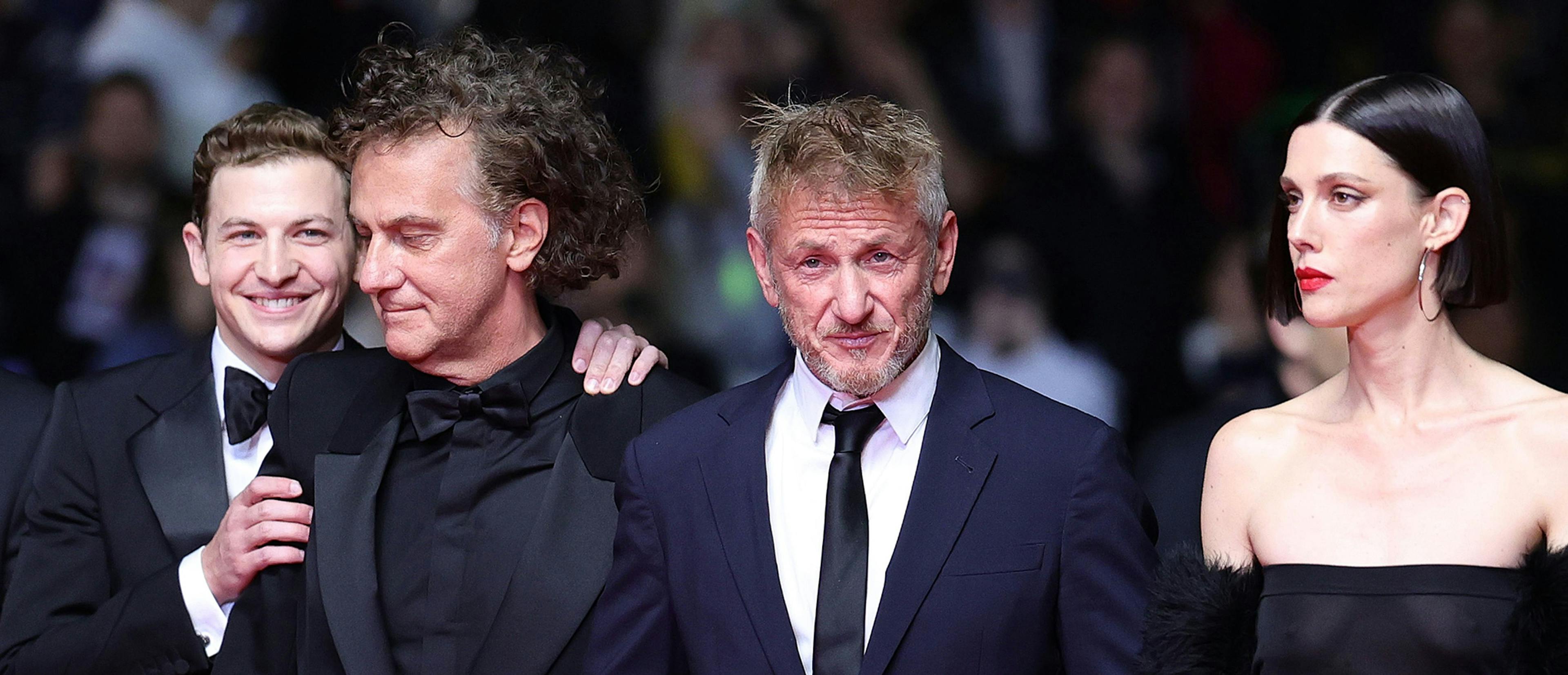 El equipo de 'Black flies', con Sean Penn y Tye Sheridan a la cabeza, en la alfombra roja de Cannes 2023