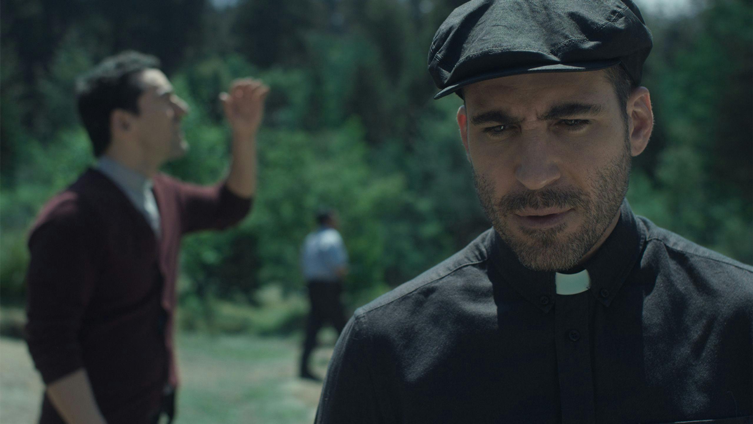 Miguel Ángel Silvestre interpreta a un sacerdote y abogado en la serie 'Los enviados'