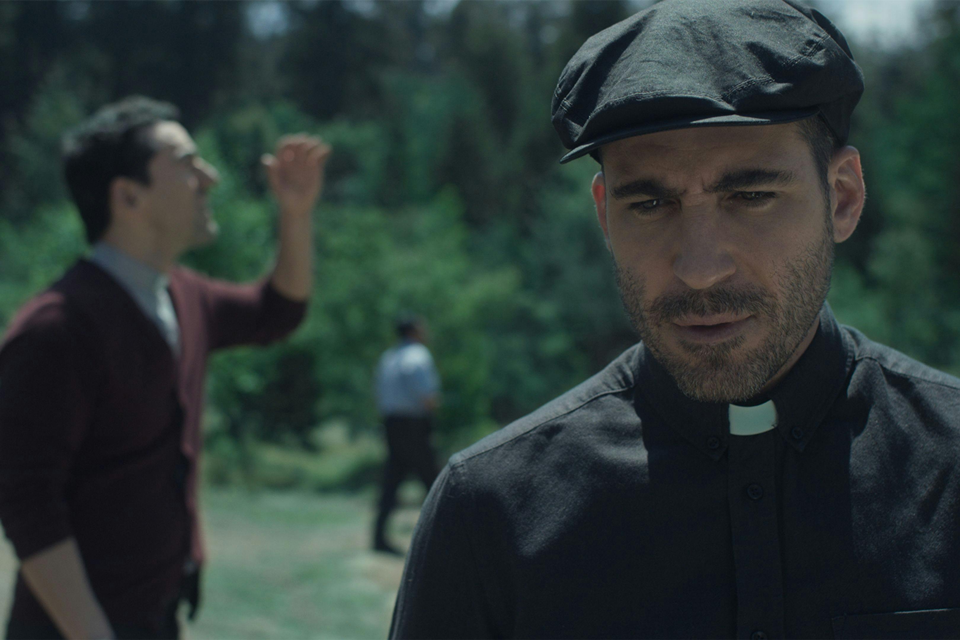 Miguel Ángel Silvestre interpreta a un sacerdote y abogado en la serie 'Los enviados'