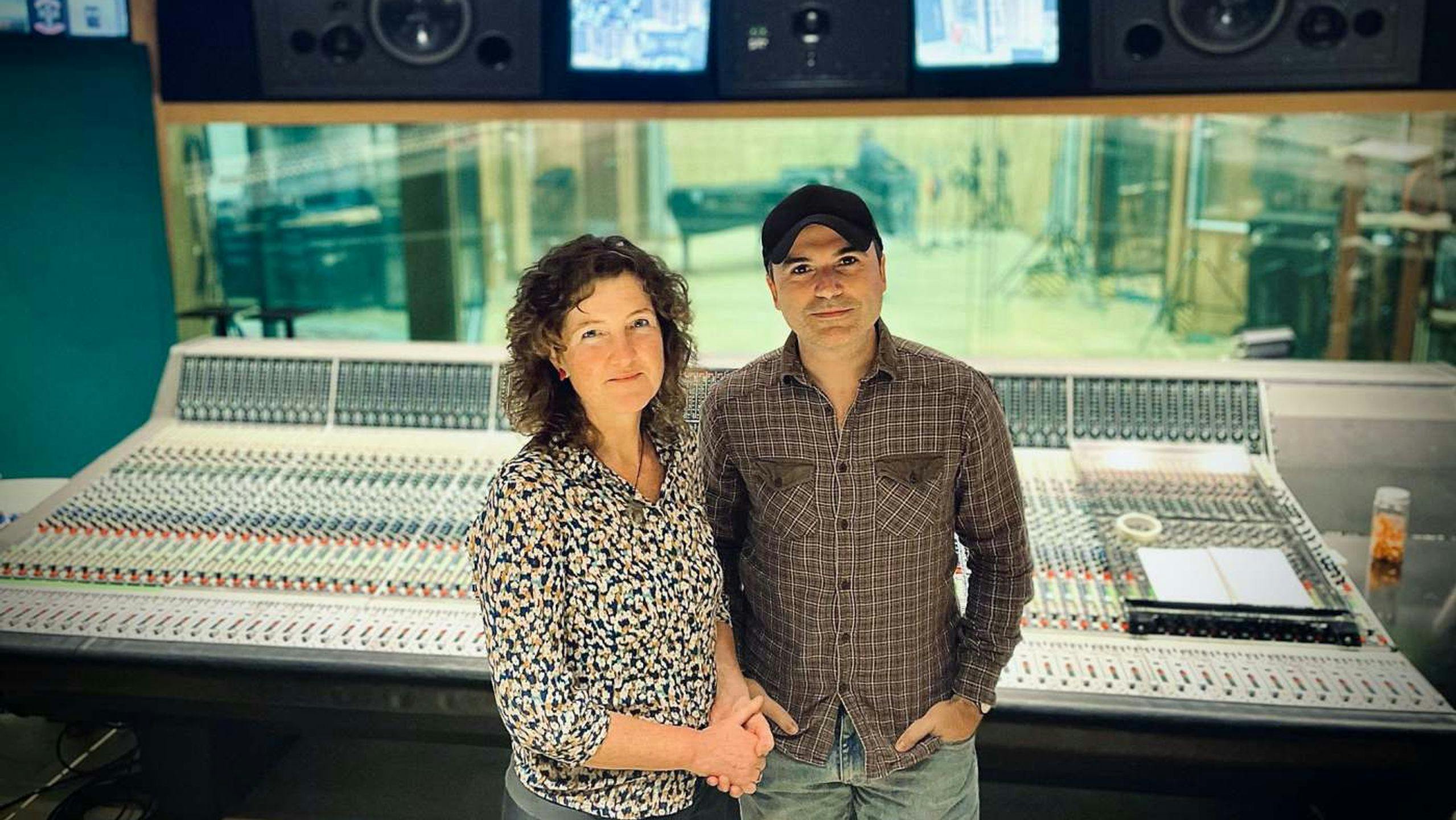La compositora Jocelyn Pook y el director Rubin Stein, colaboradores en la película 'Tin y Tina'.
