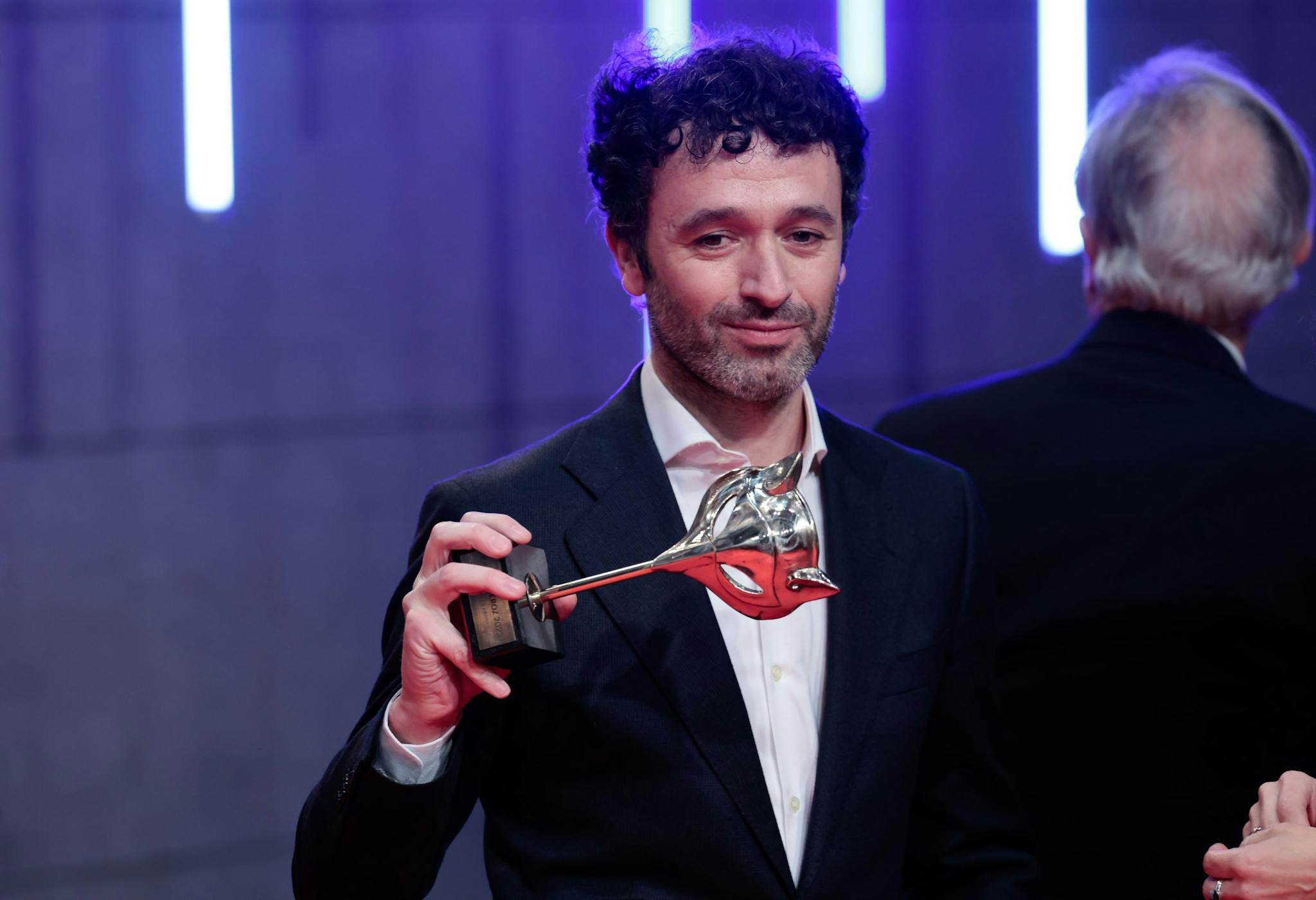 Rodrigo Sorogoyen posa con el Premio Feroz a Mejor Película para 'As bestas'