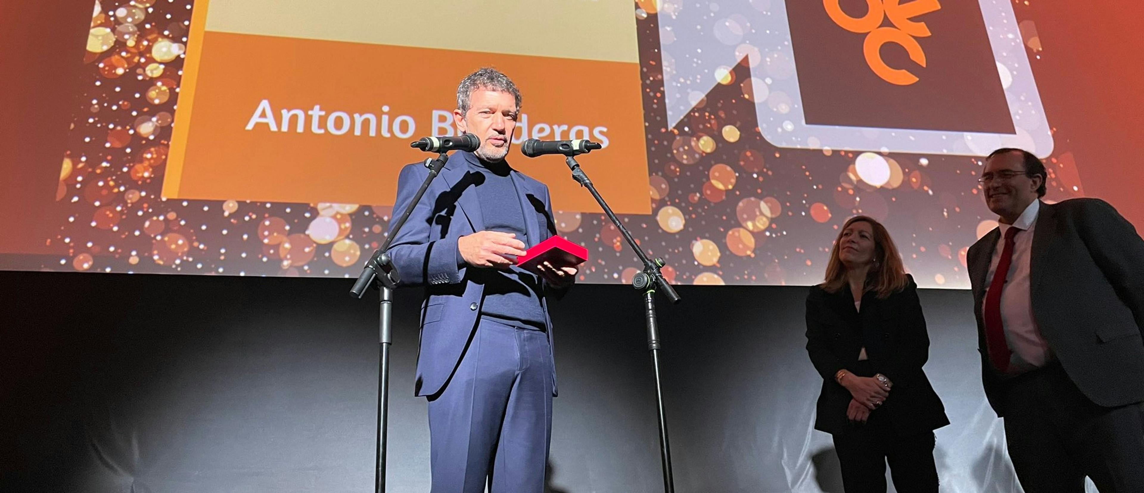 El actor Antonio Banderas recoge el premio de honor del Círculo de Escritores Cinematográficos