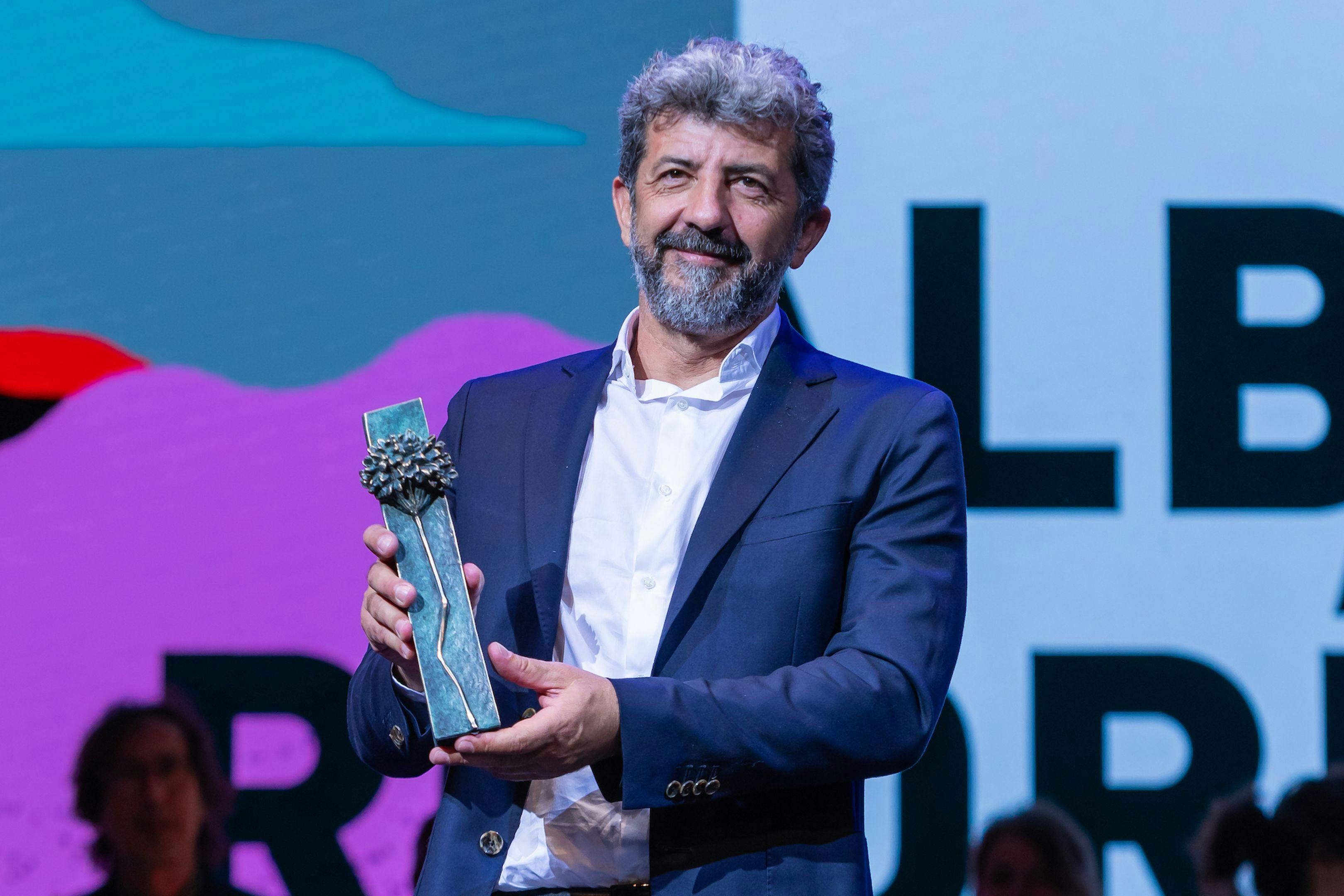 El director Alberto Rodríguez agradece, en el Teatro Cervantes, el Premio Retrospectiva del Festival de Málaga