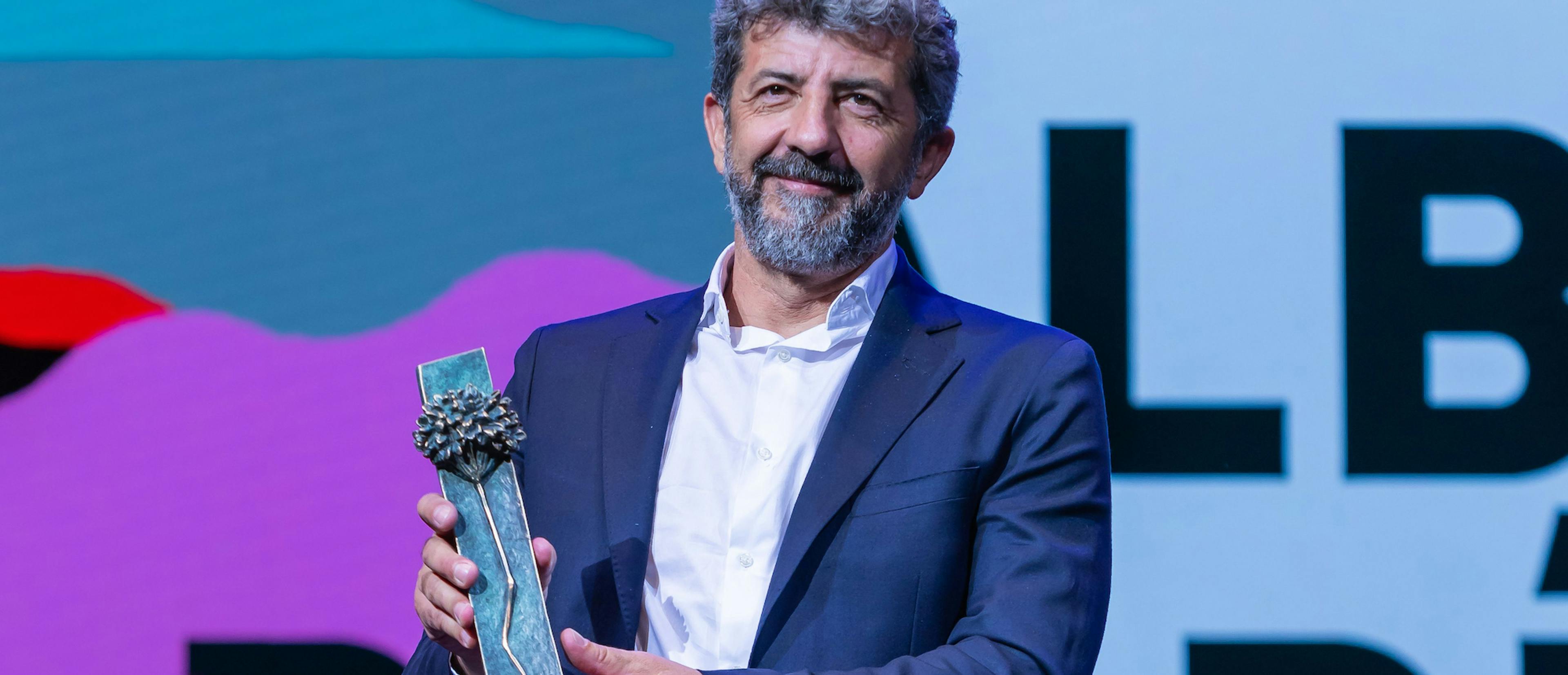 El director Alberto Rodríguez agradece, en el Teatro Cervantes, el Premio Retrospectiva del Festival de Málaga