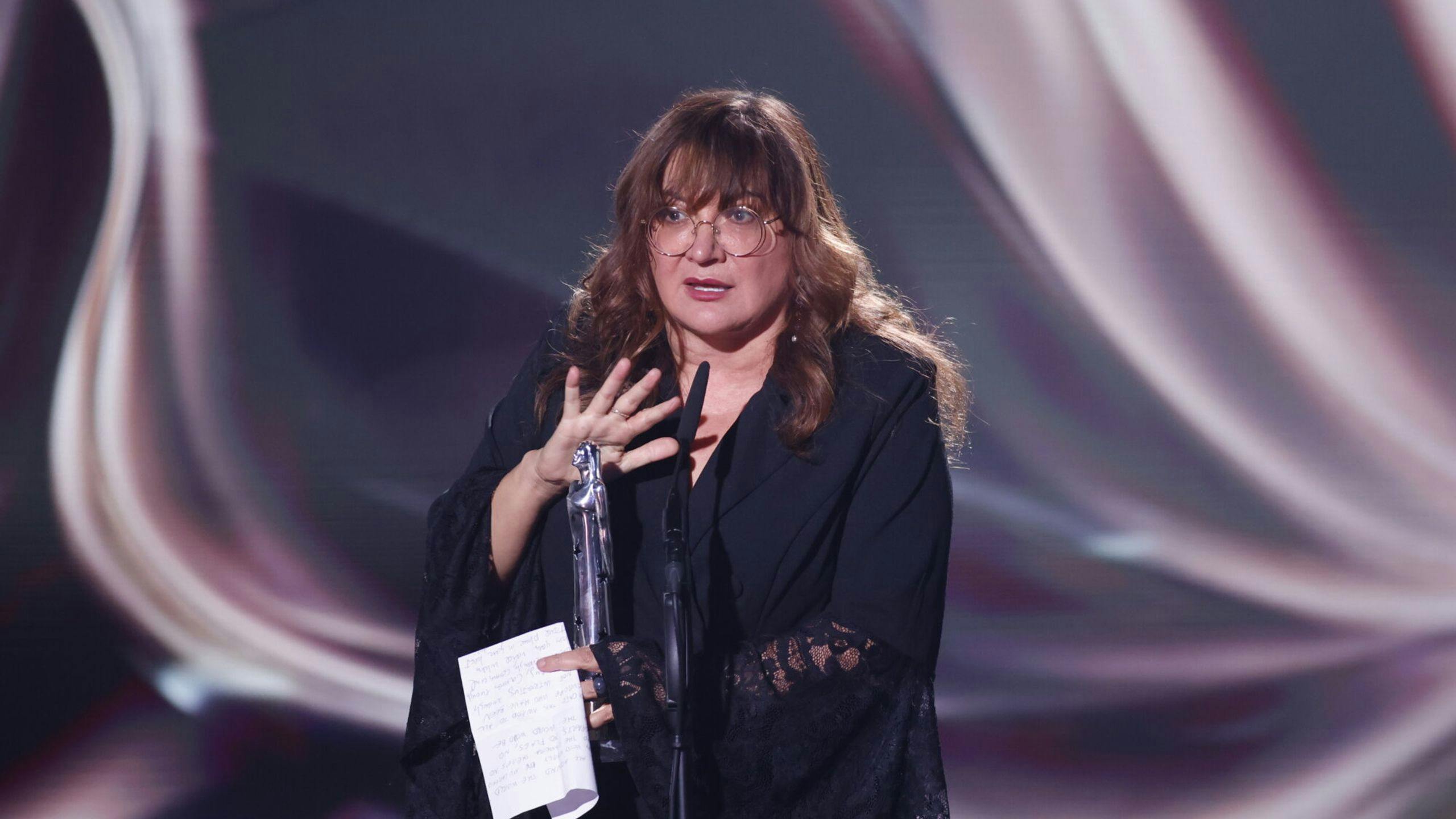 La directora Isabel Coixet sostiene su premio al Logro Europeo en el Cine Mundial 2023