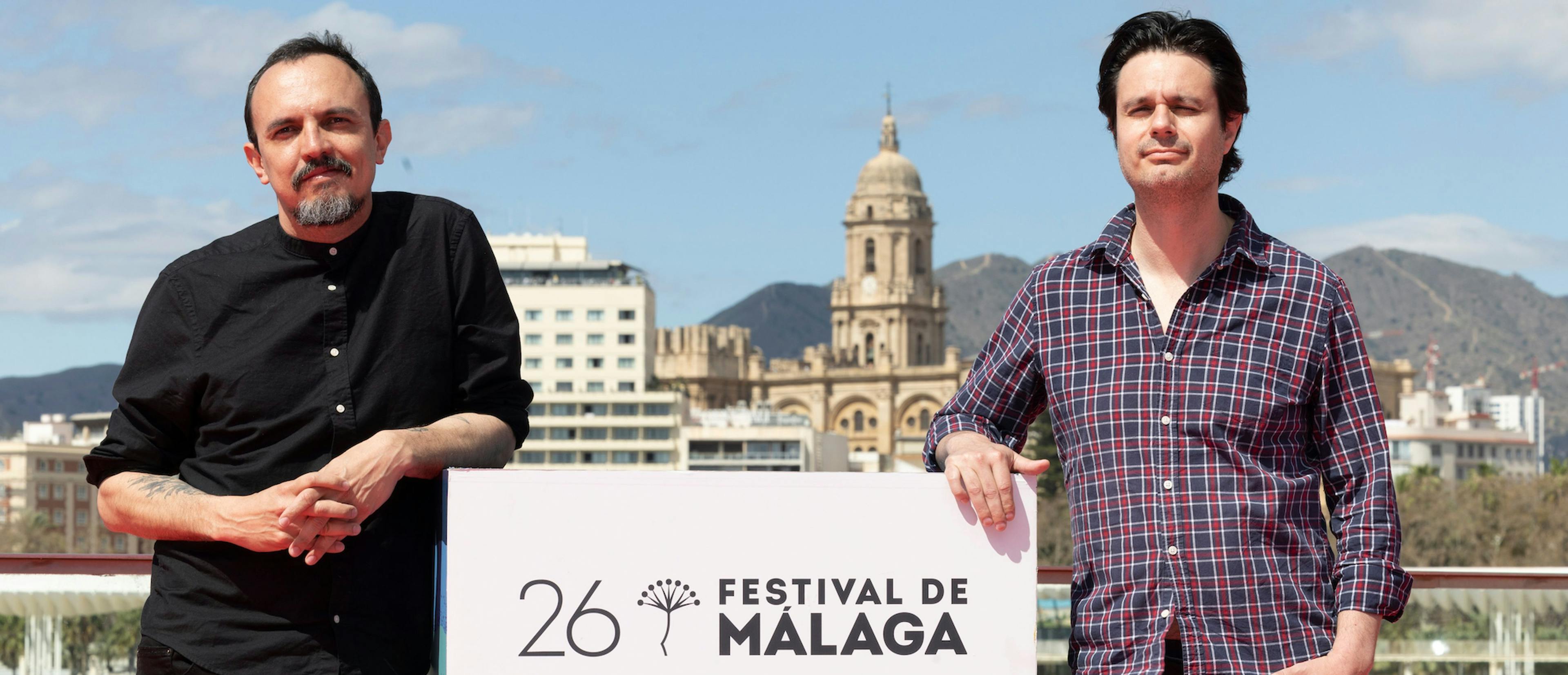 Juan Sebastián Vásquez y Alejandro Rojas, directores de la película 'Upon Entry', en el photocall del Festival de Málaga