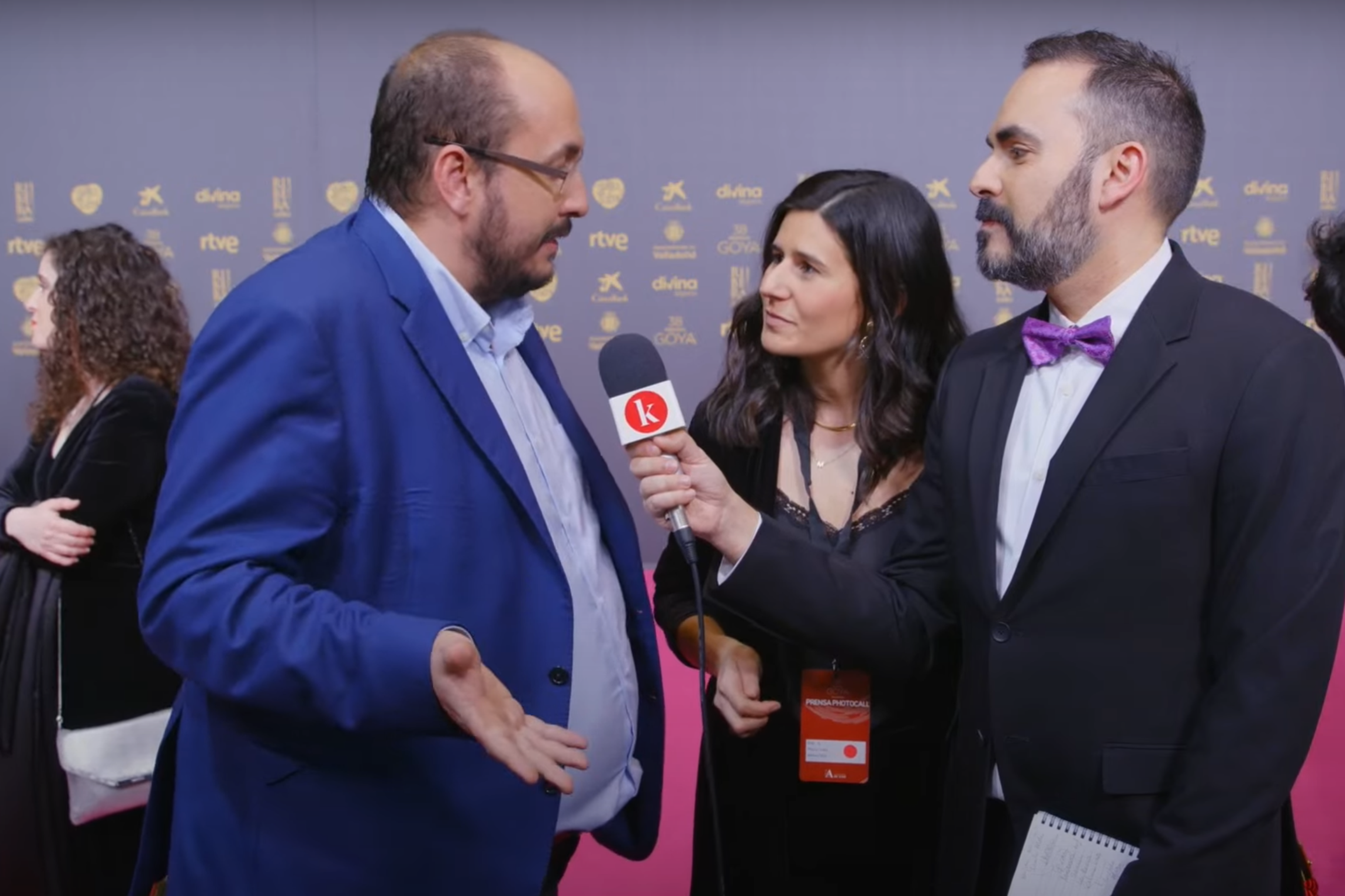 Dani Mantilla, María Cusó y David Martos, en la retransmisión de Kinótico desde la alfombra roja de los Goya 2024