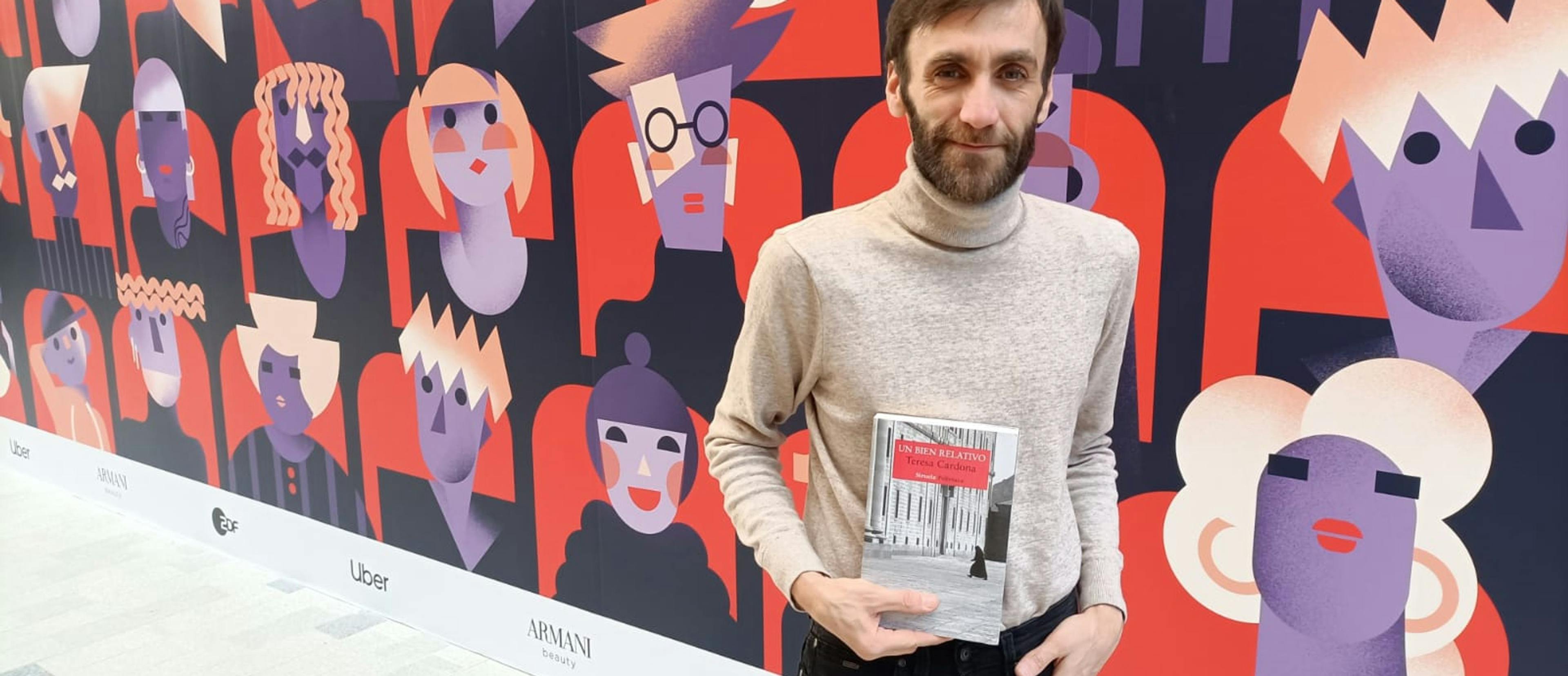 Roberto Domínguez Moro, agente literario de la Agencia A.C.E.R., posa en la Berlinale con el libro 'Un bien relativo' de Teresa Cardona