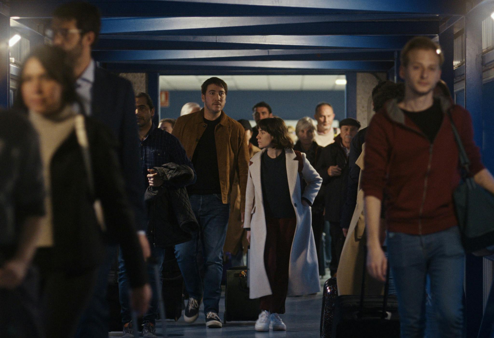 Fotograma promocional de la película 'Upon entry (La llegada)', con Alberto Ammann y Bruna Cusí en el centro de la imagen