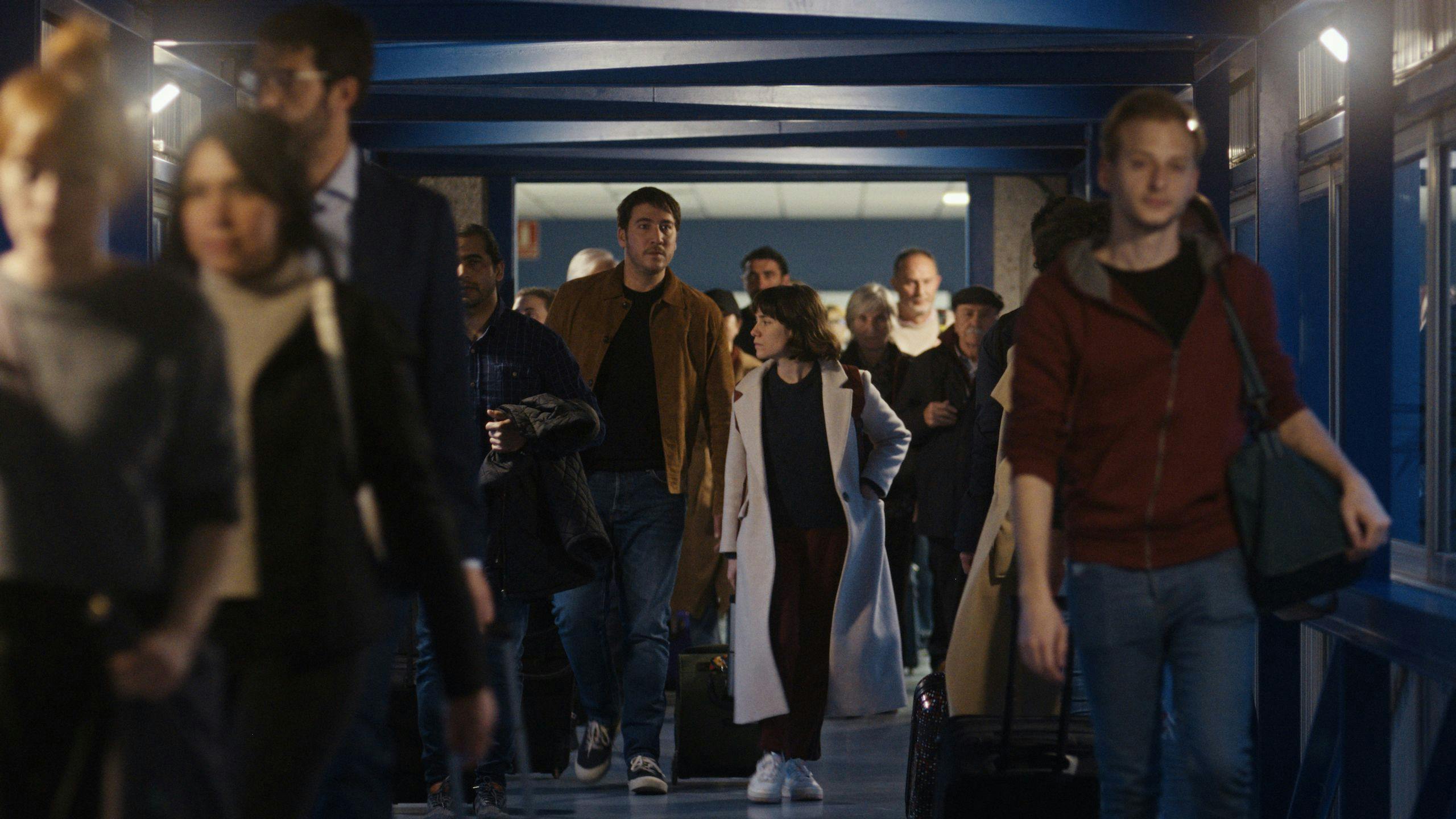 Fotograma promocional de la película 'Upon entry (La llegada)', con Alberto Ammann y Bruna Cusí en el centro de la imagen