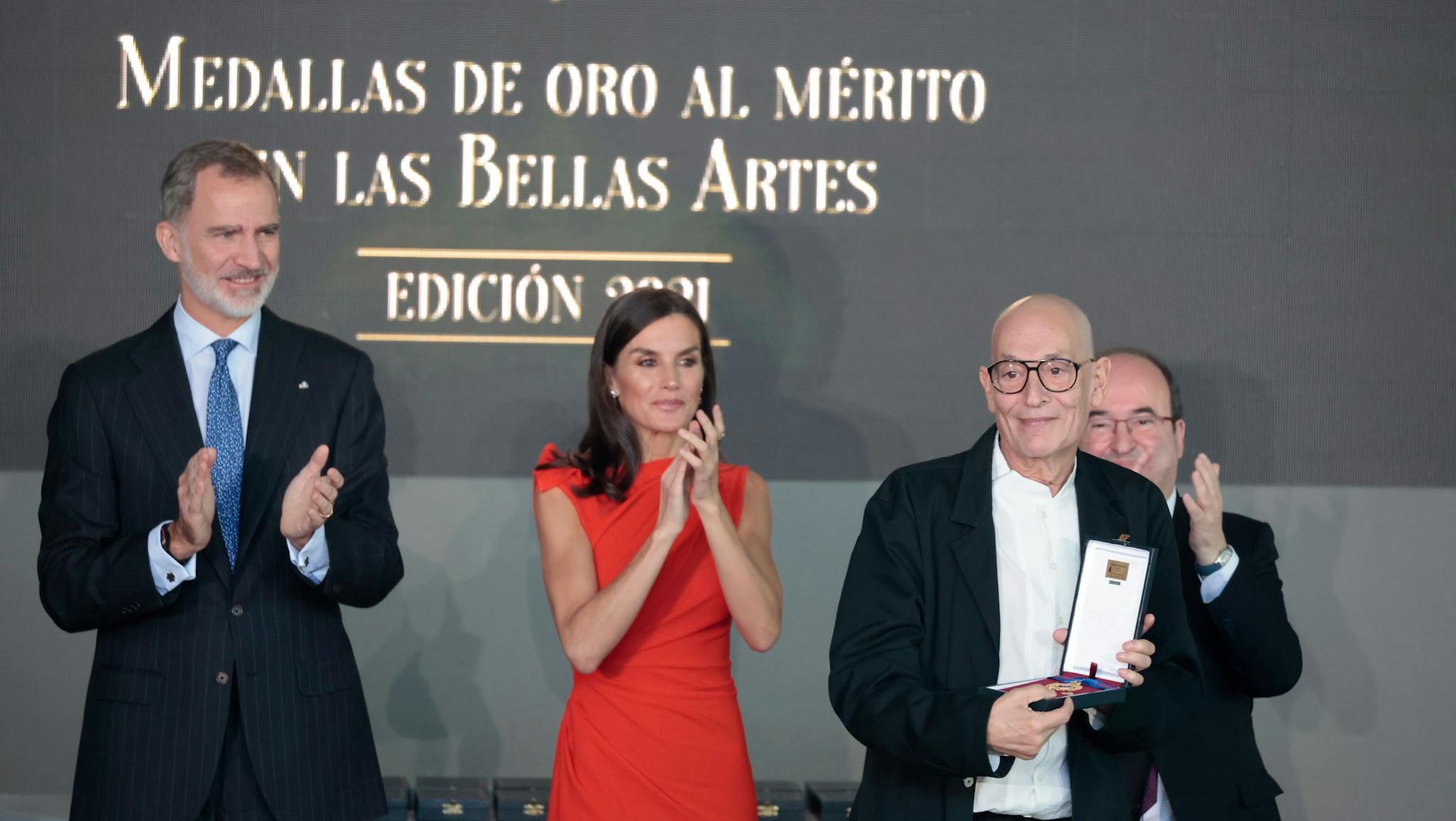 El cineasta Agustì Villaronga recoge de manos de los Reyes de España la Medalla de Oro al Mérito en las Bellas Artes