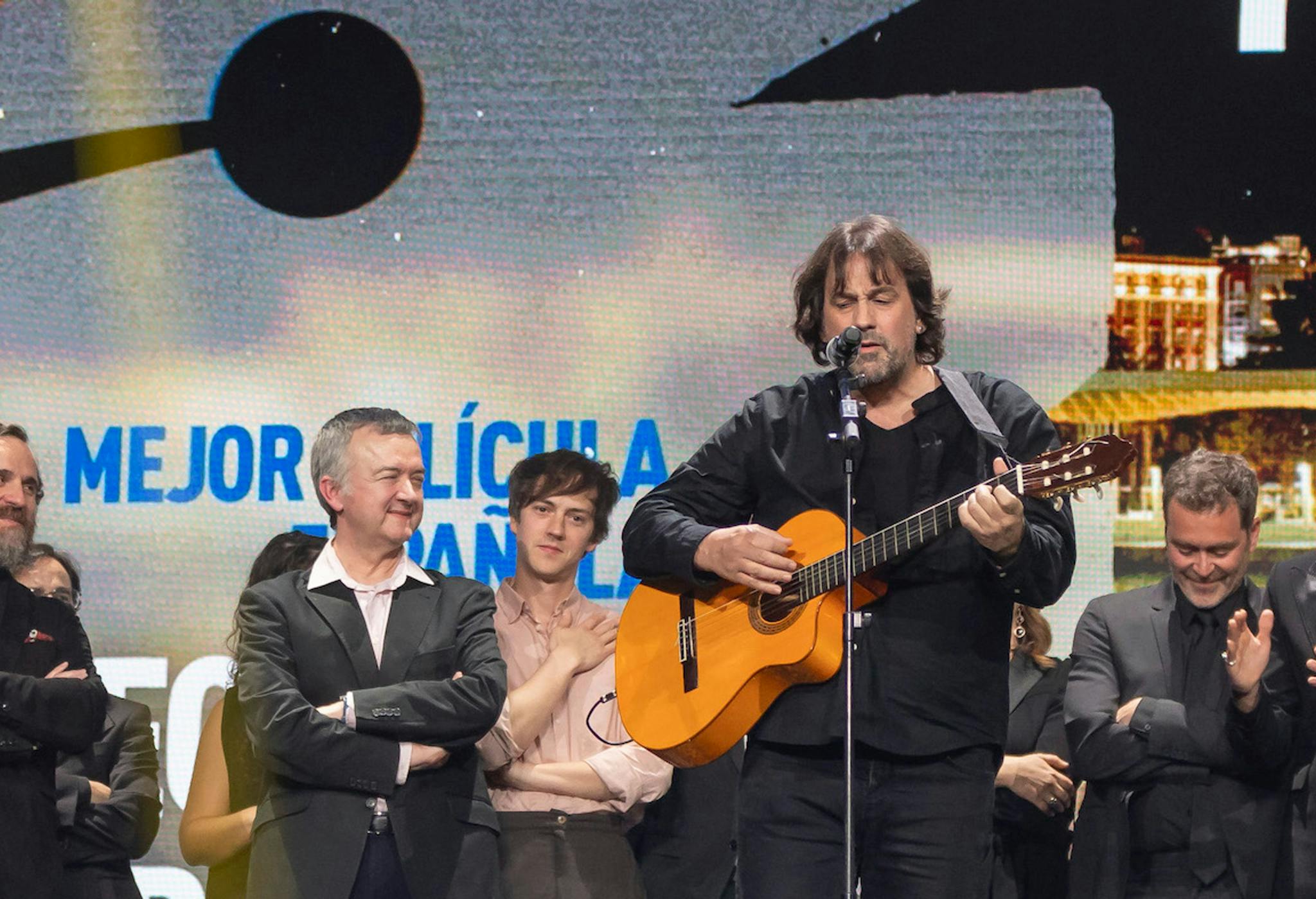 Isaki Lacuesta canta en la gala de clausura del Festival de Málaga 2024