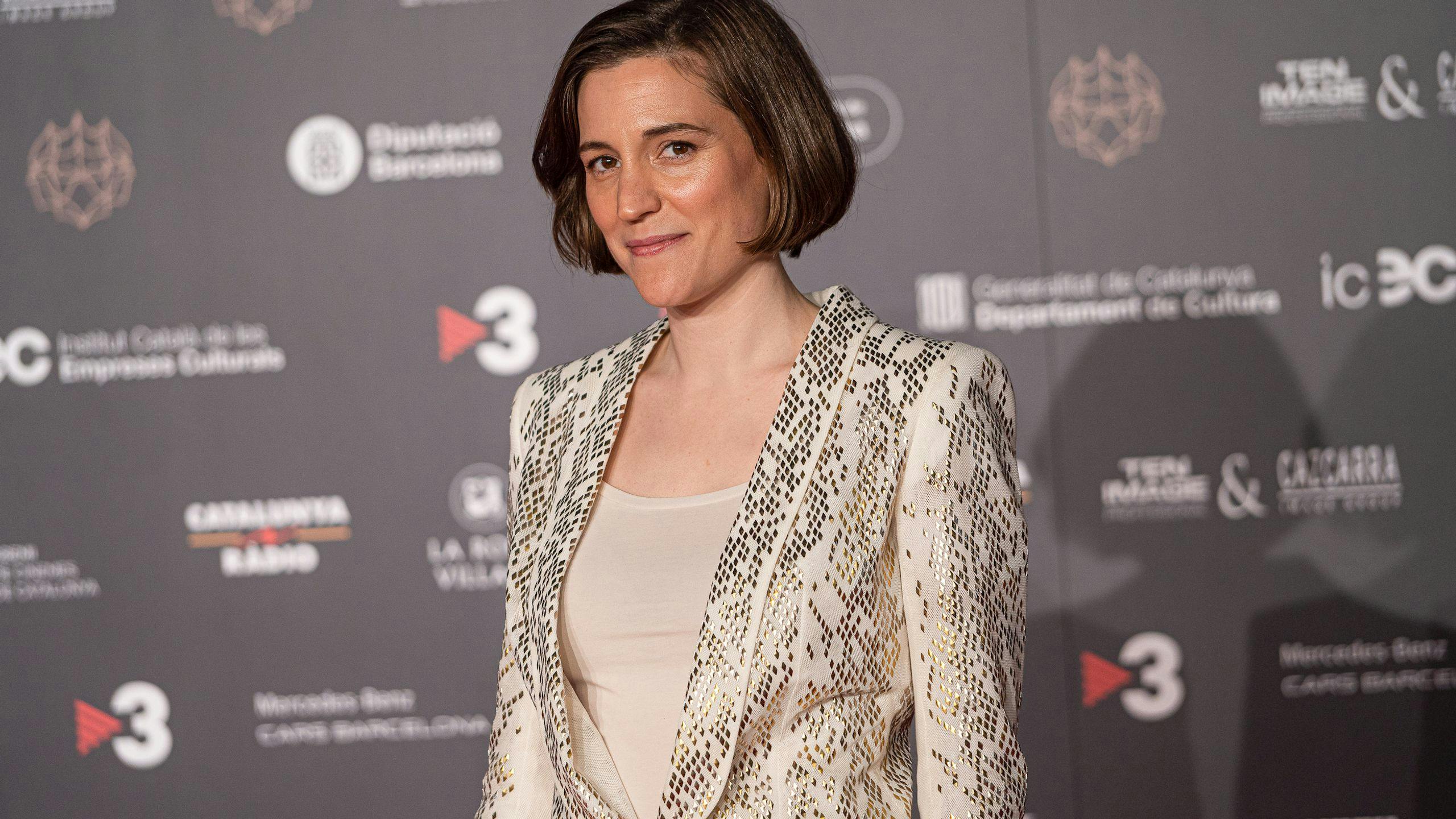 La directora Carla Simón posa en la alfombra roja de los Premios Gaudí 2023
