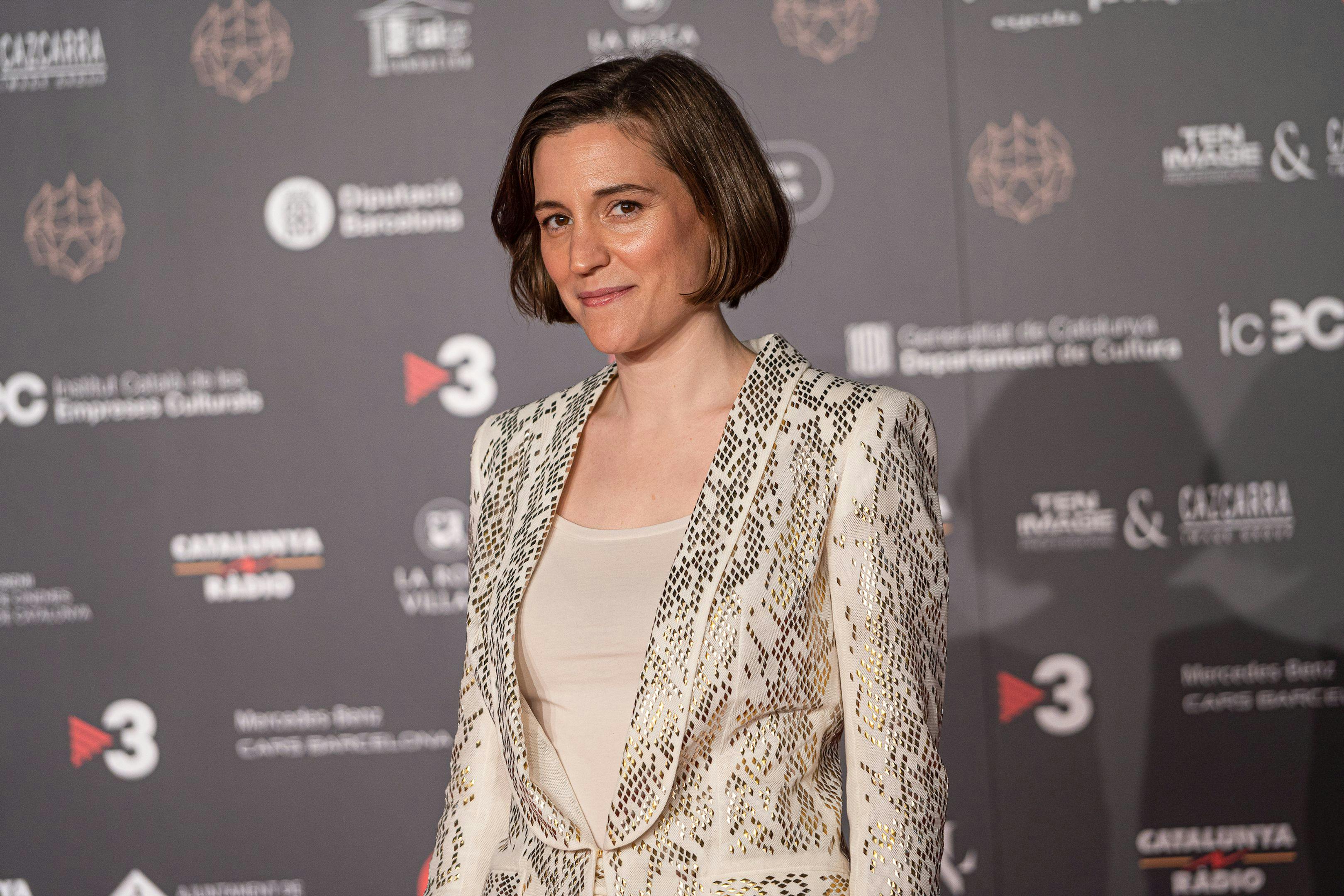 La directora Carla Simón posa en la alfombra roja de los Premios Gaudí 2023