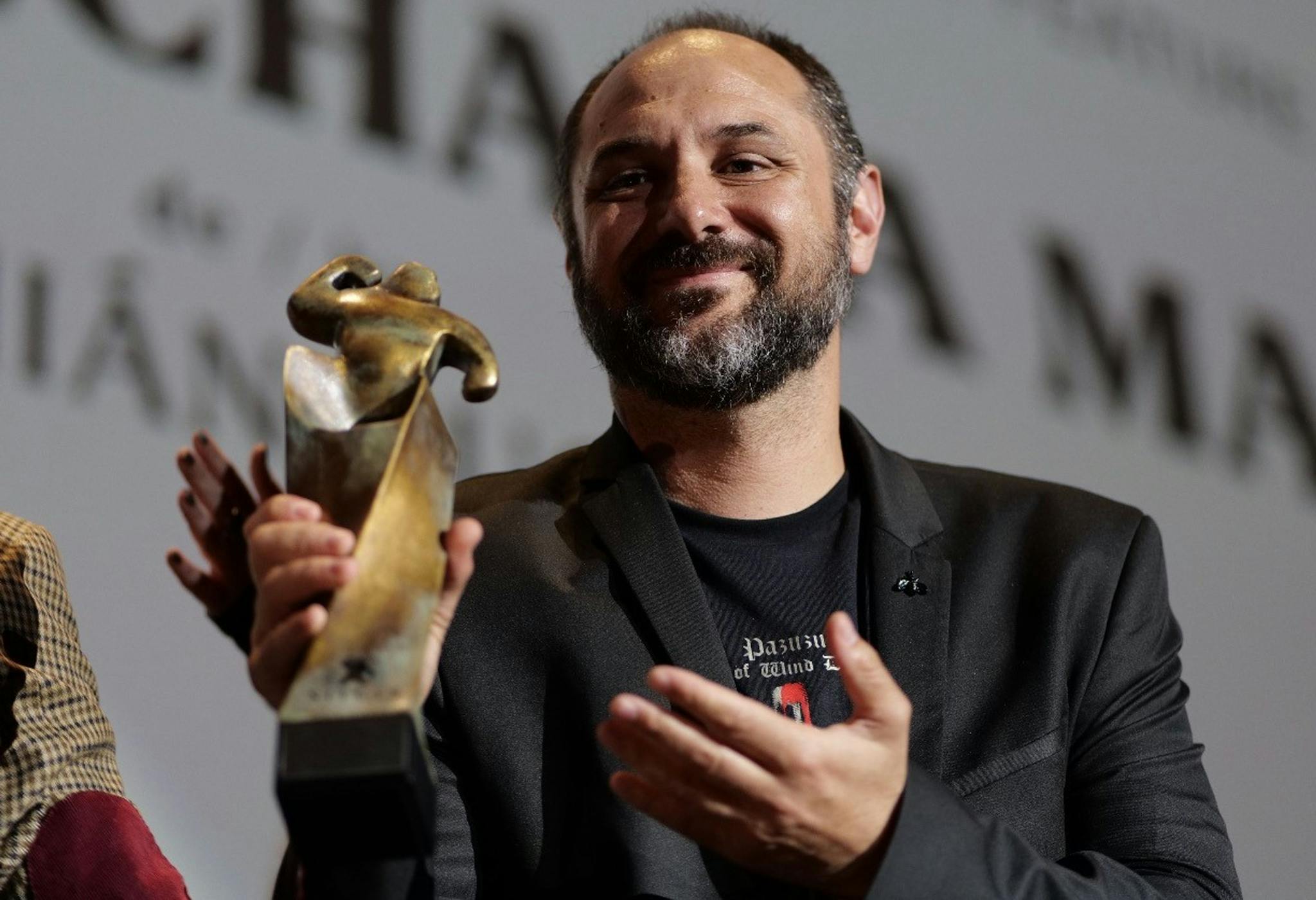 El director Demian Rugna sostiene el premio a la Mejor Película para 'Cuando acecha la maldad'