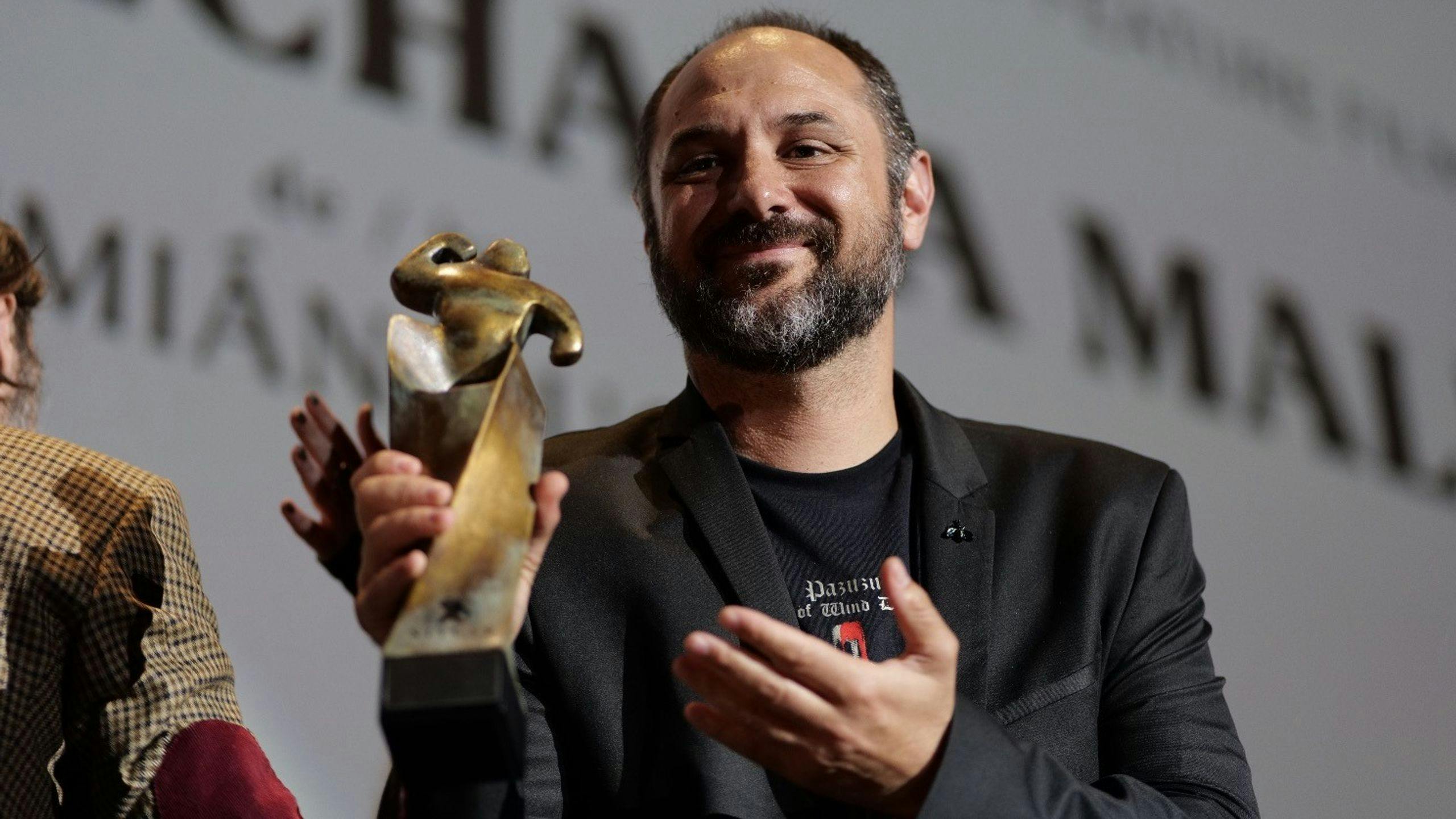 El director Demian Rugna sostiene el premio a la Mejor Película para 'Cuando acecha la maldad'