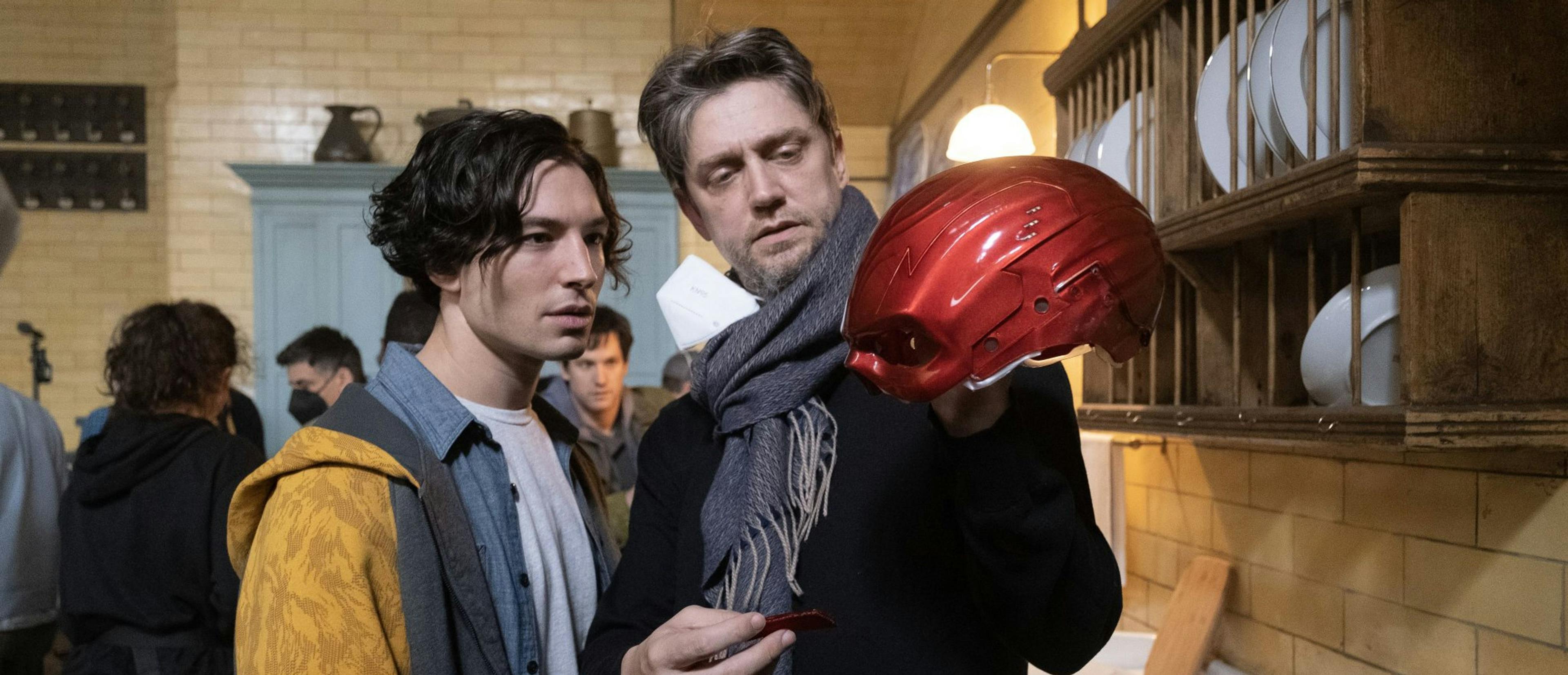 El actor Ezra Miller y el director Andy Muschietti, durante el rodaje de la película 'Flash'