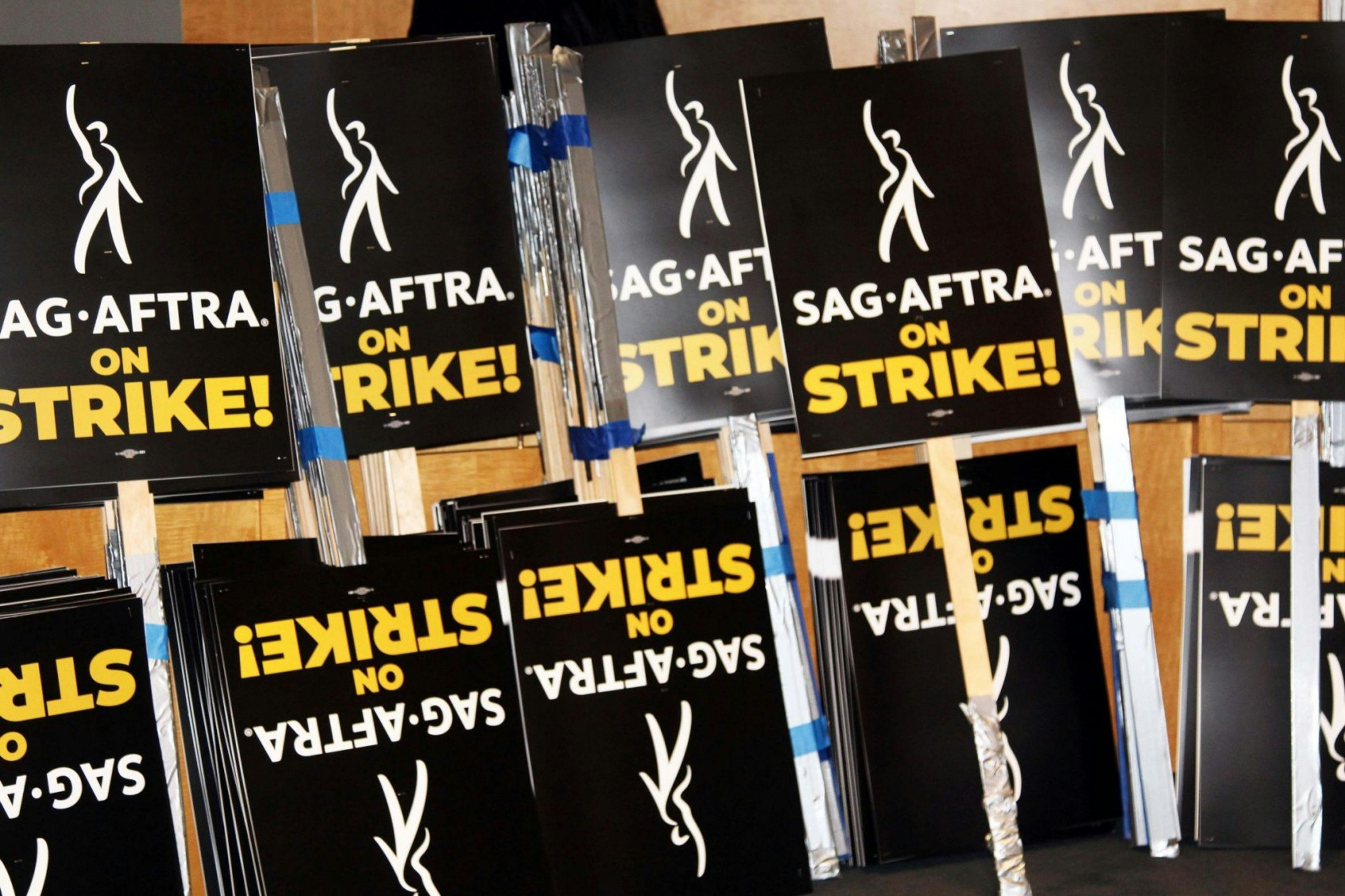Carteles preparados para la huelga de actores del SAG-AFTRA.