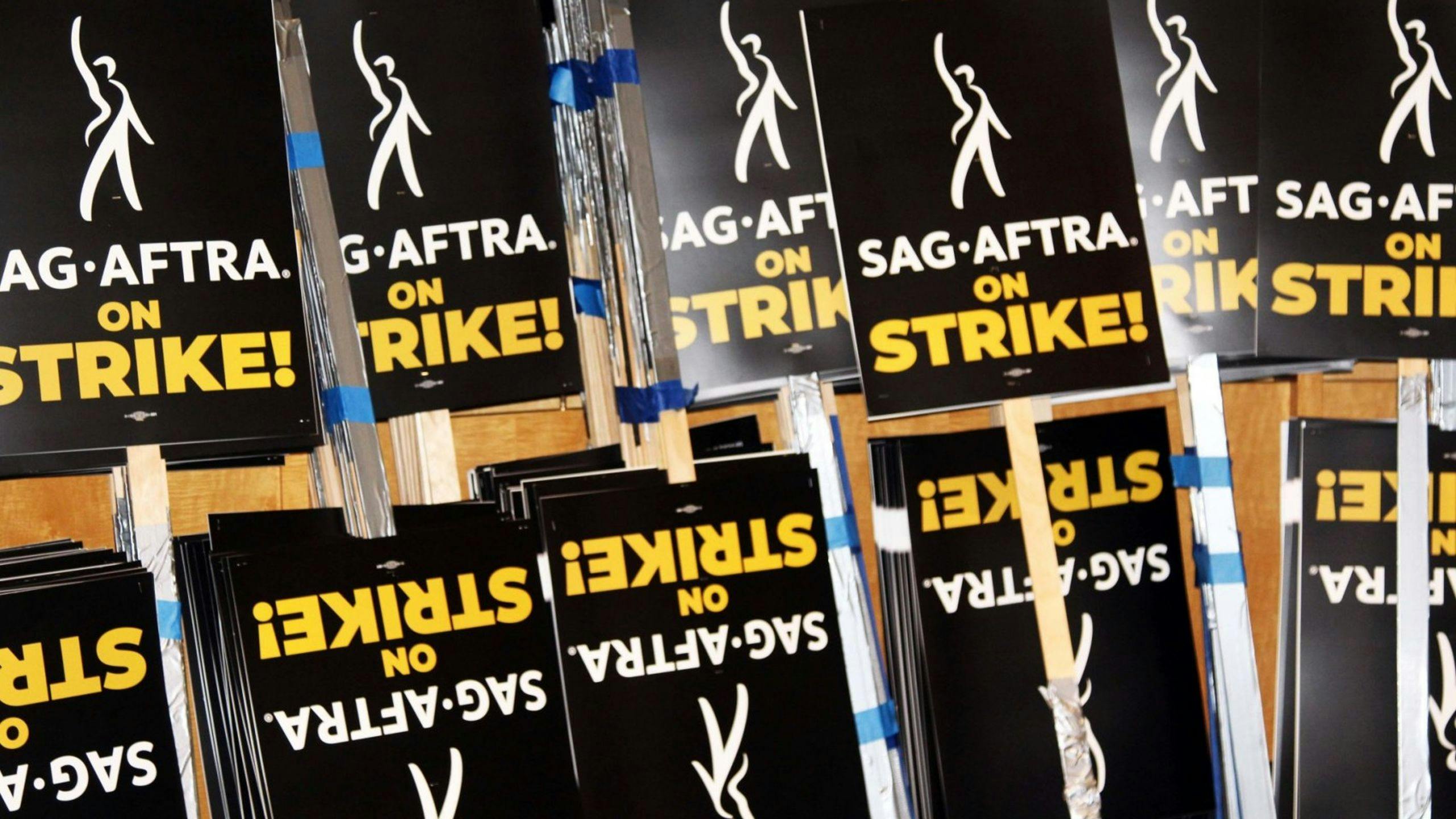 Carteles preparados para la huelga de actores del SAG-AFTRA horas antes de su arranque