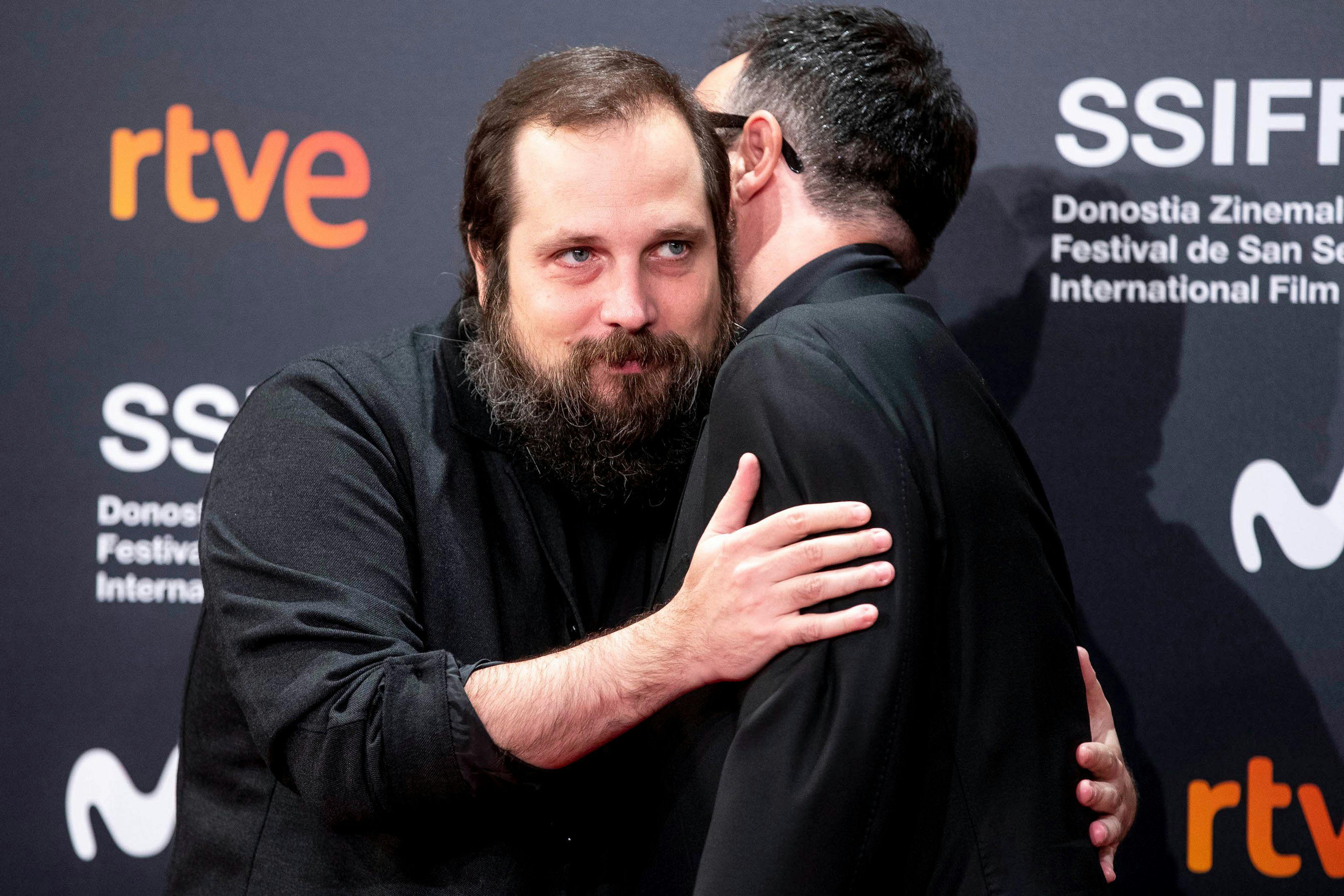 El director de cine Carlos Vermut abraza a su compañero Paco Plaza en el Festival de San Sebastián del año 2021