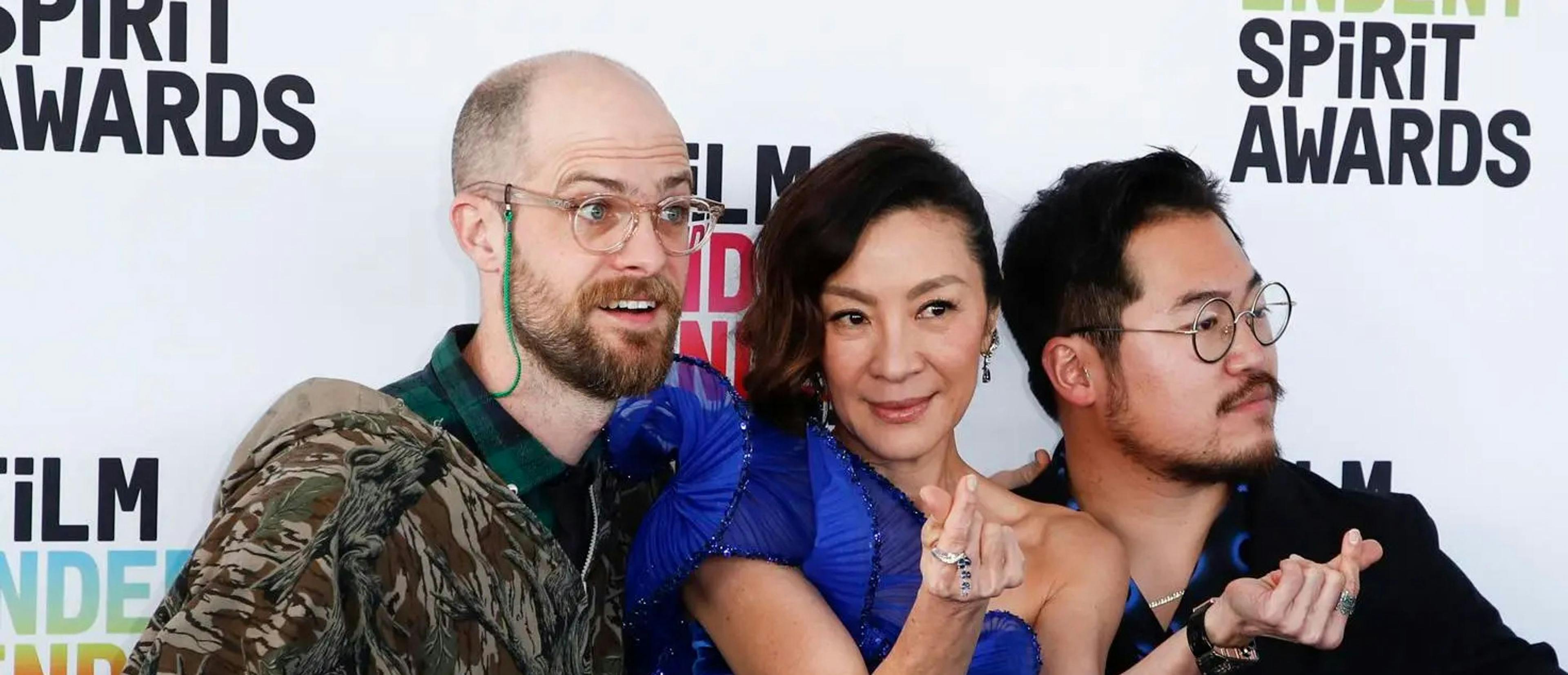 Los directores Daniel Scheinert y Daniel Kwan rodean a la actriz Michelle Yeoh en el photocall de los Spirit Awards