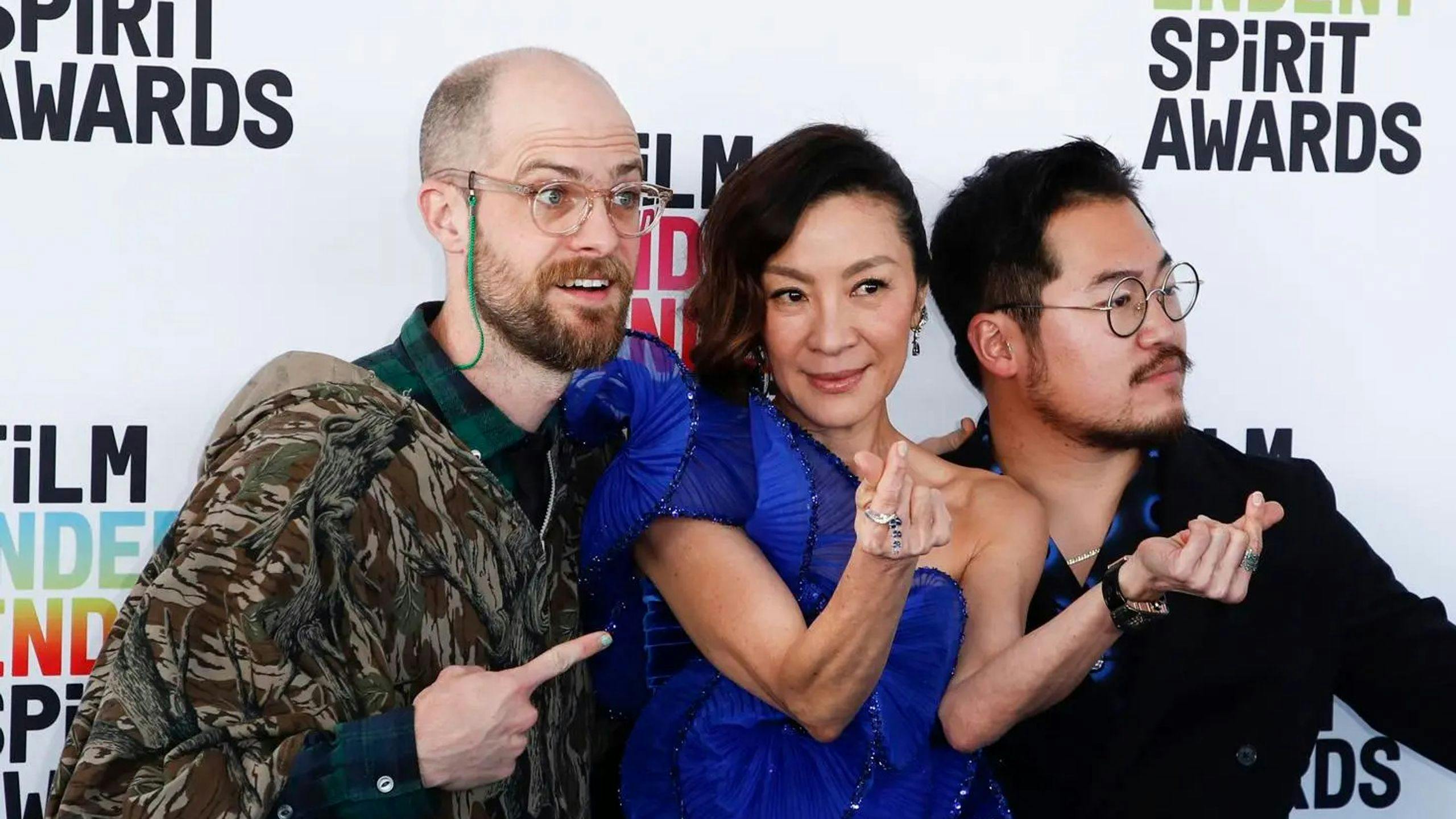 Los directores Daniel Scheinert y Daniel Kwan rodean a la actriz Michelle Yeoh en el photocall de los Spirit Awards