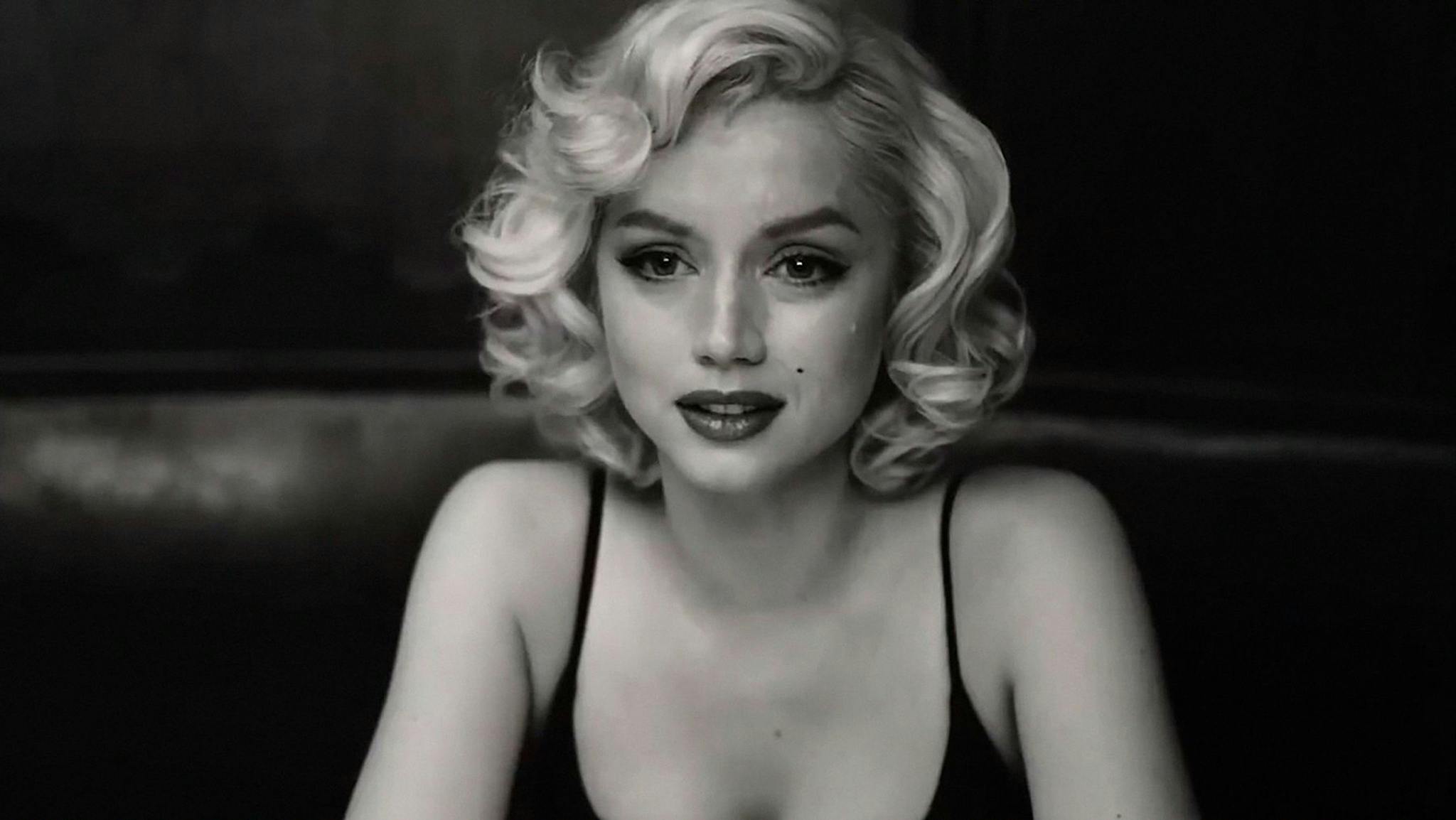 Ana de Armas en el papel de Marilyn Monroe y en una imagen promocional de 'Blonde'
