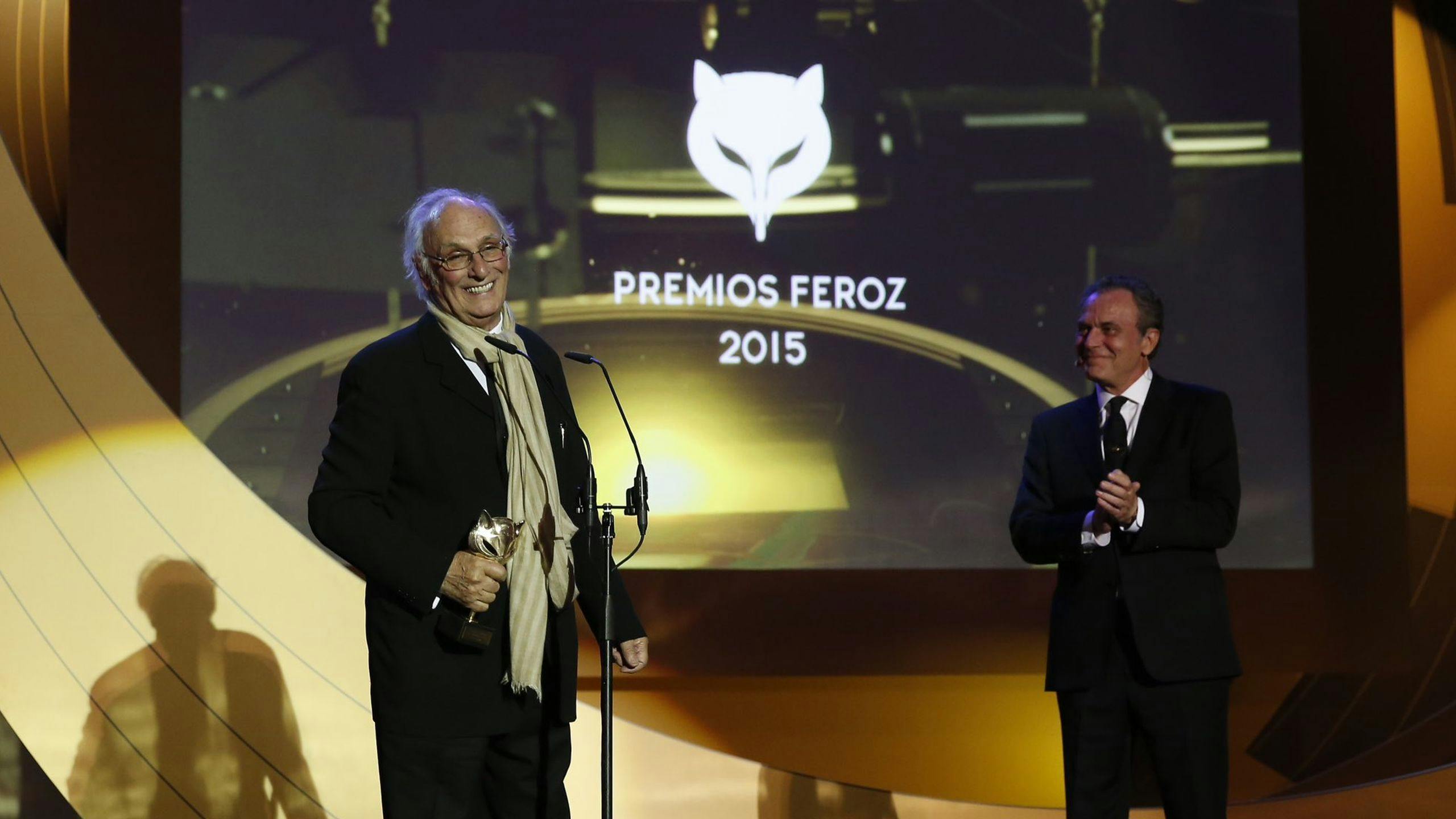 El director Carlos Saura recoge, de manos de Jose Coronado, el premio Feroz de Honor 2015 en Madrid