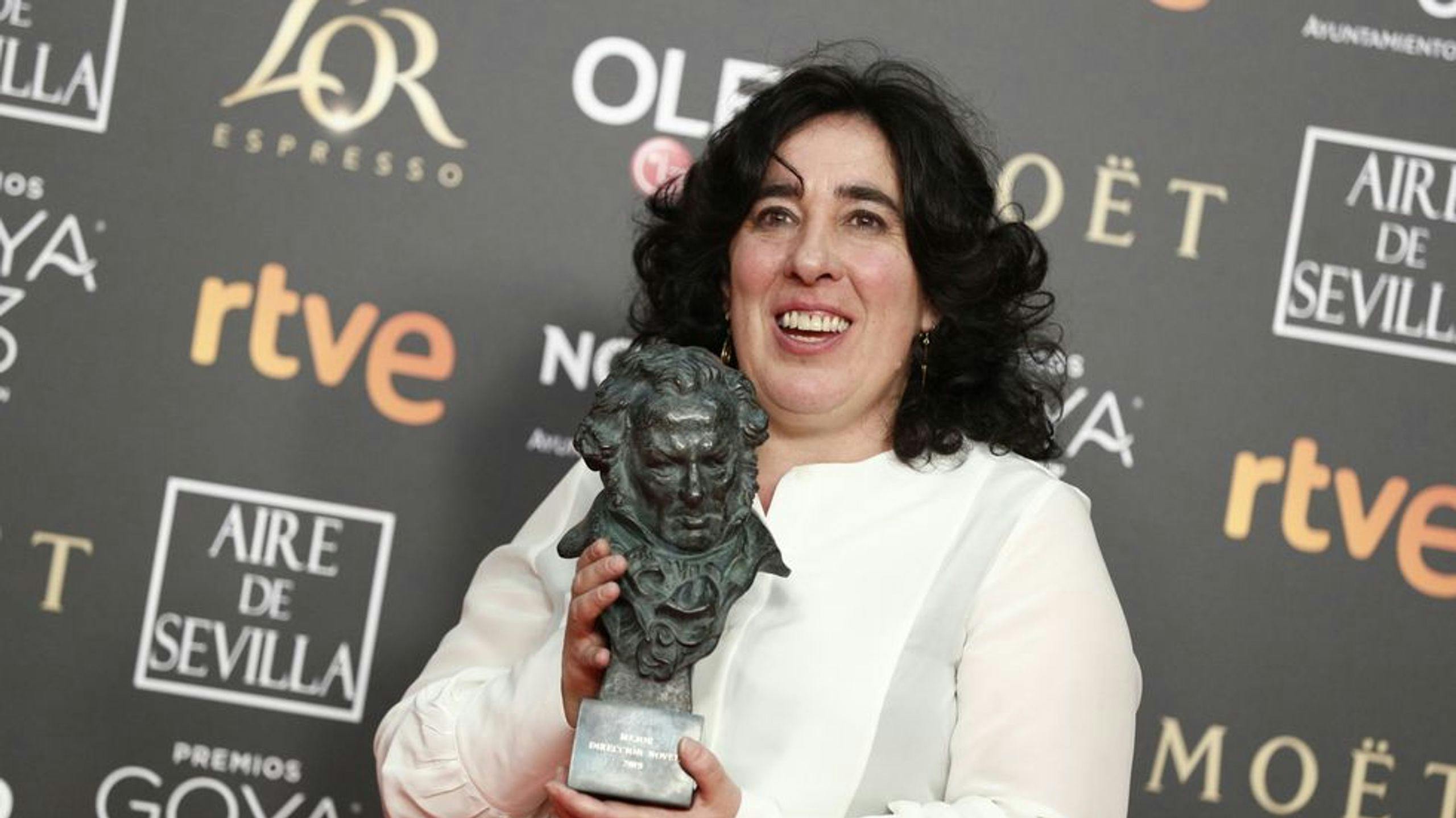 Arantxa Echevarría posa con el Goya por 'Carmen y Lola' en 2019