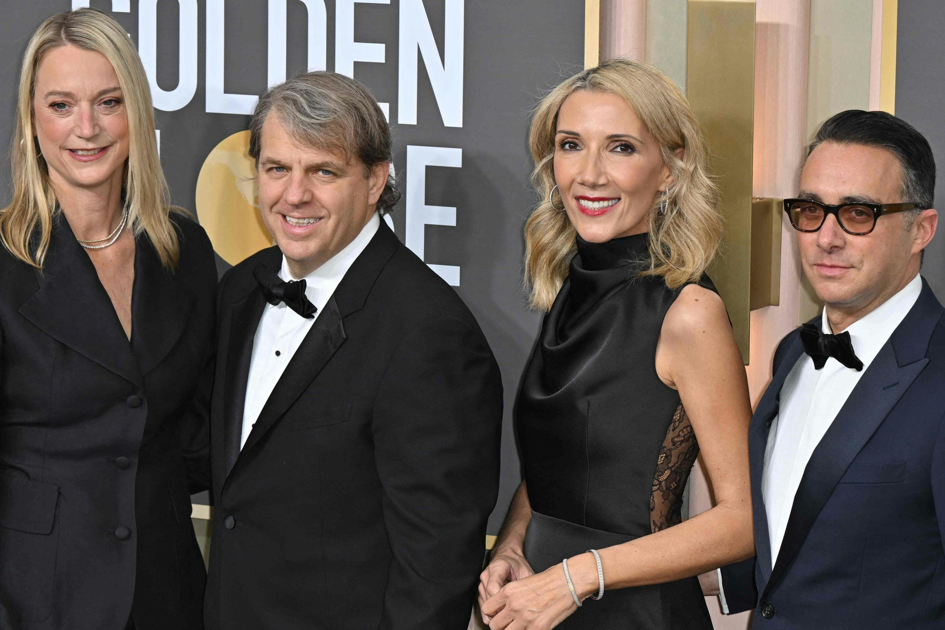 El CEO de Eldridge Industries, Todd Boehly, y la presidenta de los Globos de Oro, Helen Hoehne (ambos en el centro), en el photocall de la gala