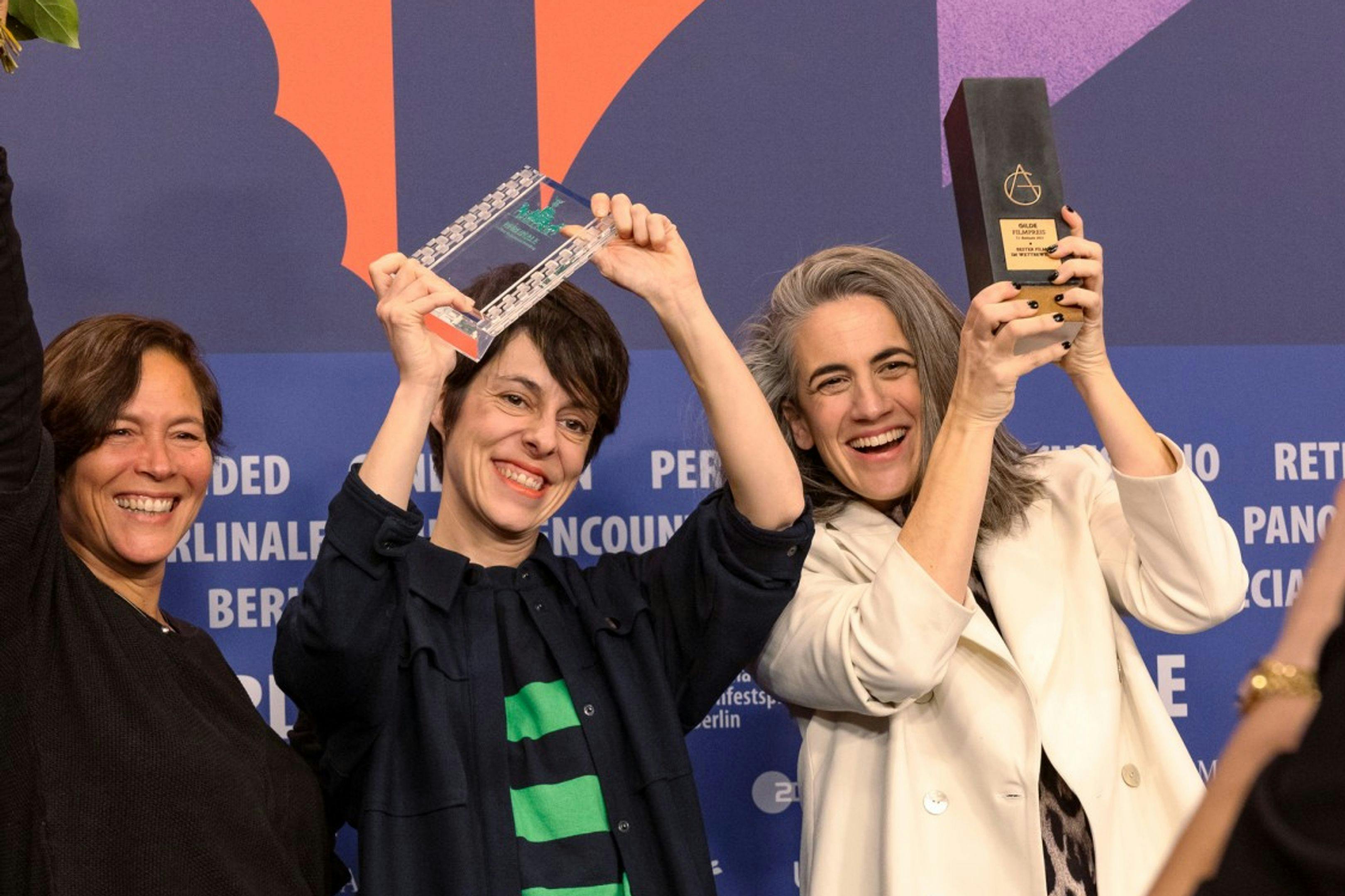 Valérie Delpierre, Estibaliz Urresola Solaguren y Lara Izaguirre con uno de los premios de '20.000 especies de abejas' en Berlín