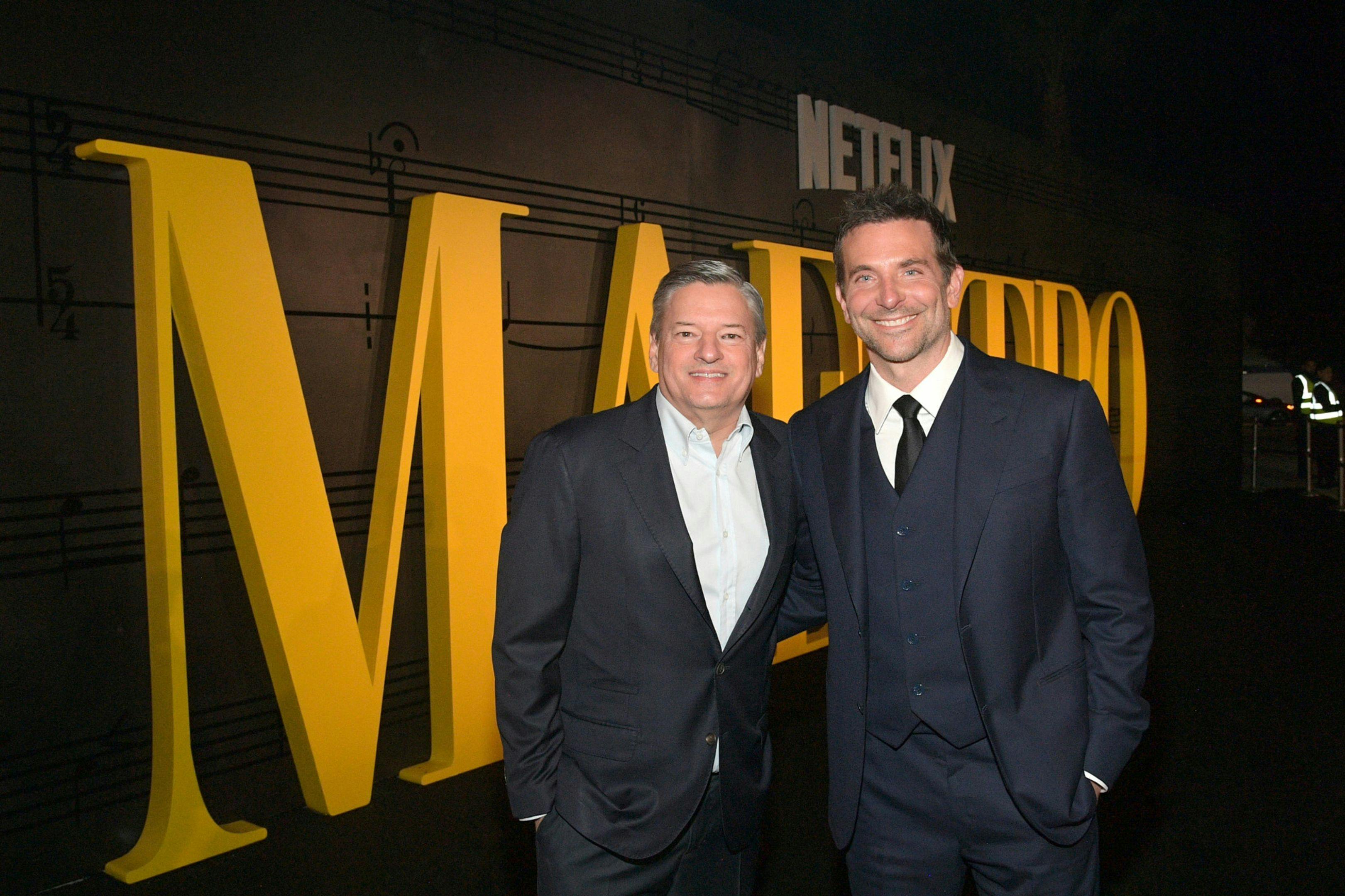 Fotografía del co-Ceo de Netflix Ted Sarandos junto al actor y director Bradley Cooper durante la presentación de 'Maestro¡ en Los Angeles