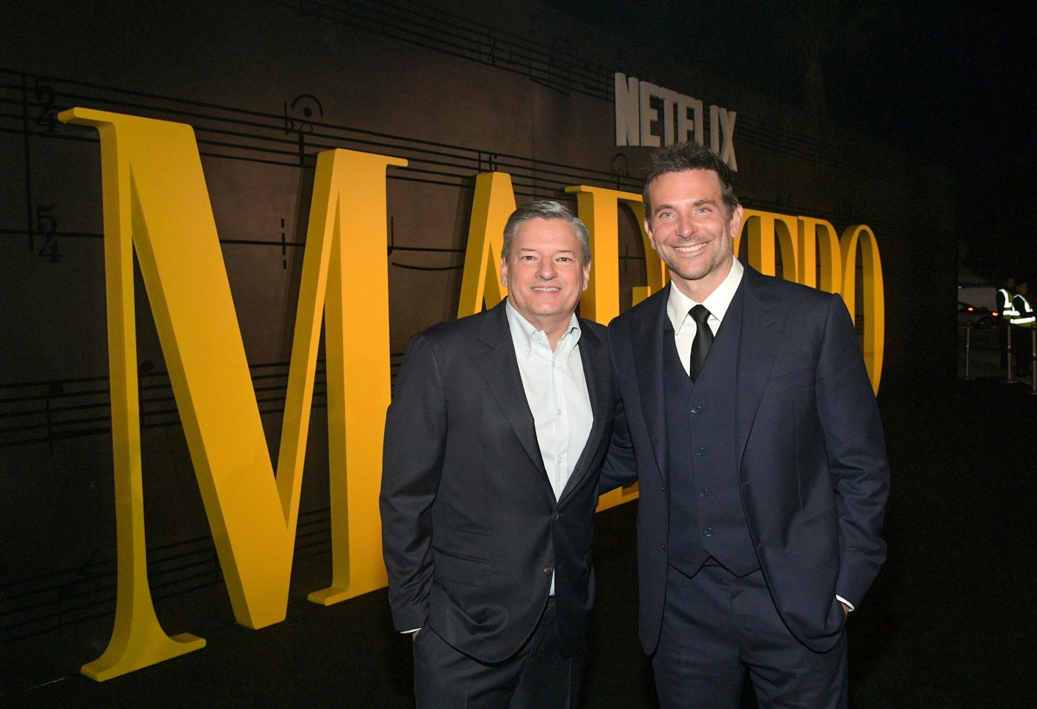 El co-Ceo de Netflix Ted Sarandos junto al actor y director Bradley Cooper durante la presentación de 'Maestro¡ en Los Angeles