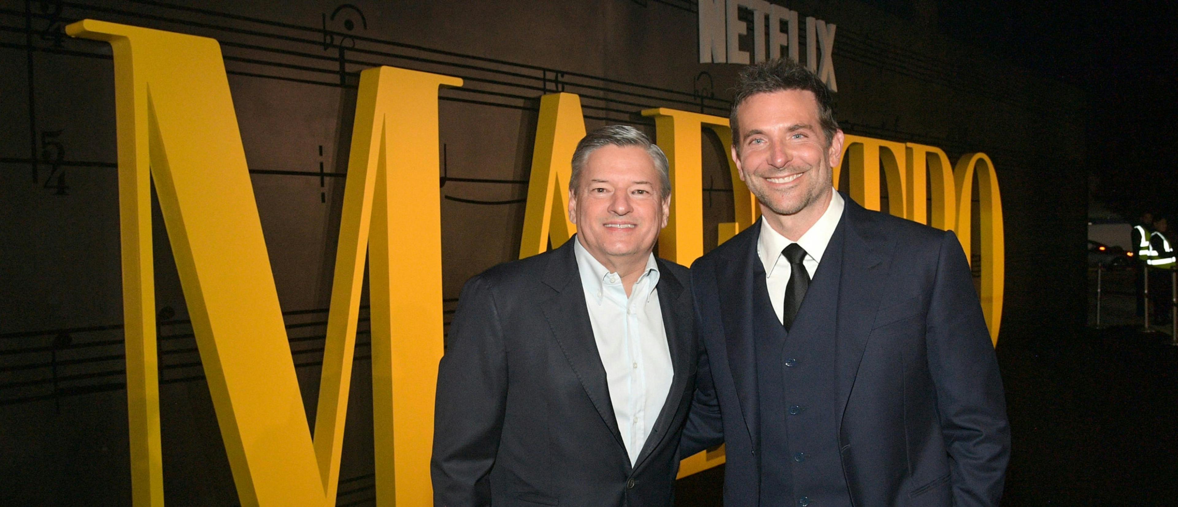 El co-Ceo de Netflix Ted Sarandos junto al actor y director Bradley Cooper durante la presentación de 'Maestro¡ en Los Angeles